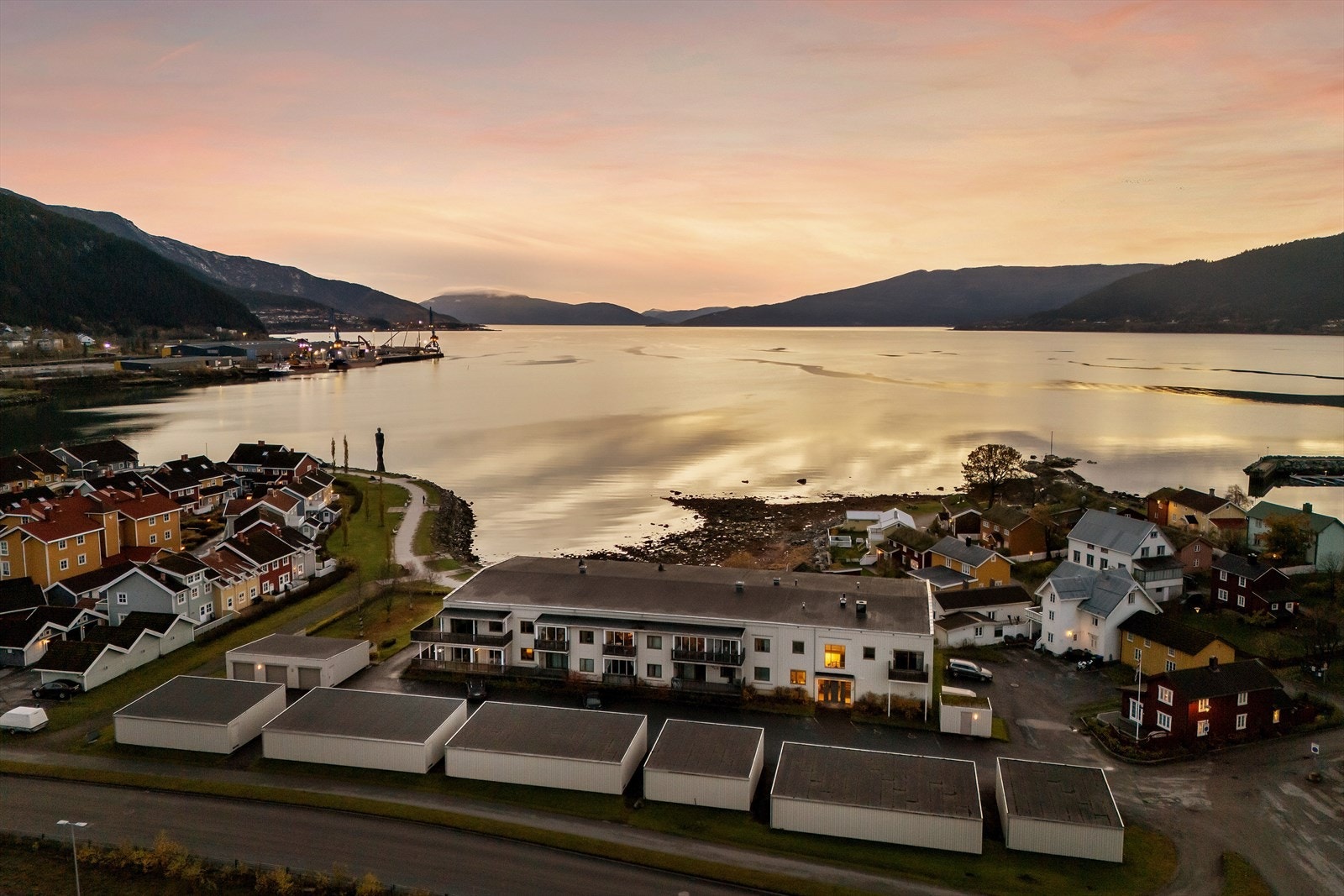 En gjennomført, sentral og lettstelt bolig med mye å by på. Velkommen til en hyggelig visning! Galleribilde