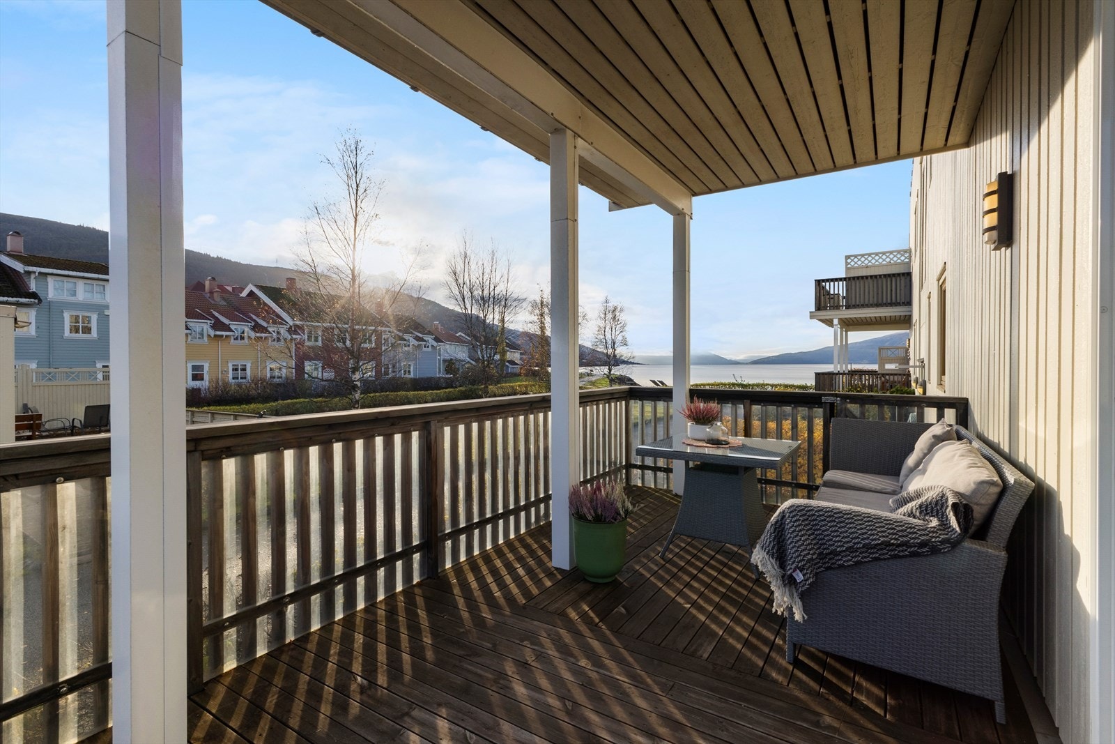 God intern beliggenhet i blokka gjør at den flotte utsikten kan nytes fra uteplassen uten at man føler seg "på utstilling" fra strandpromenaden. Galleribilde