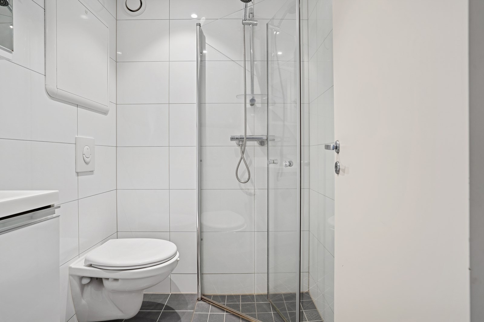 Baderommet, med adkomst fra gangen, er pent flislagt med varmekabler i gulvet og flislagte vegger. Galleribilde