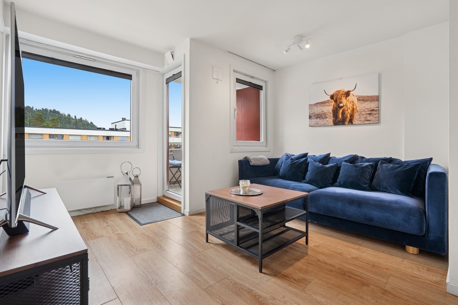 Vindusflatene gir godt med dagslys og skaper en lys og luftig atmosfære, samtidig som utsikten blir en del av rommets karakter. Galleribilde