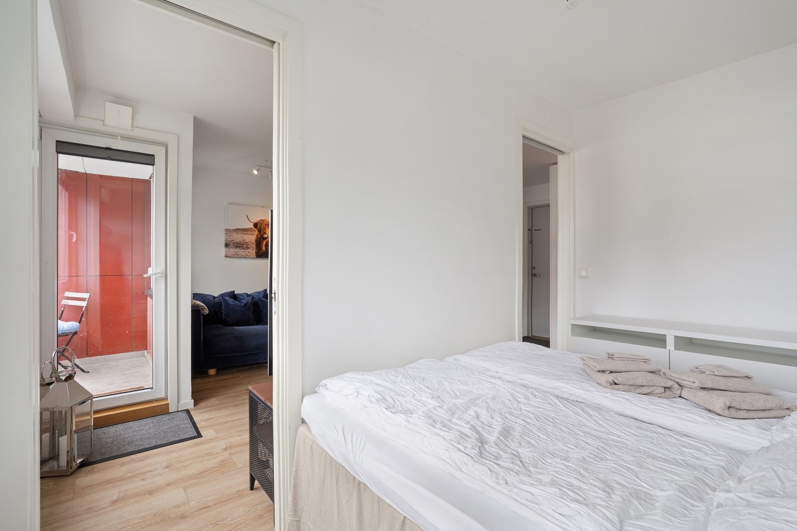 Rommet har god plass til seng med nattbord, og de praktiske skyvedørene gjør det enkelt å utnytte plassen optimalt. Galleribilde