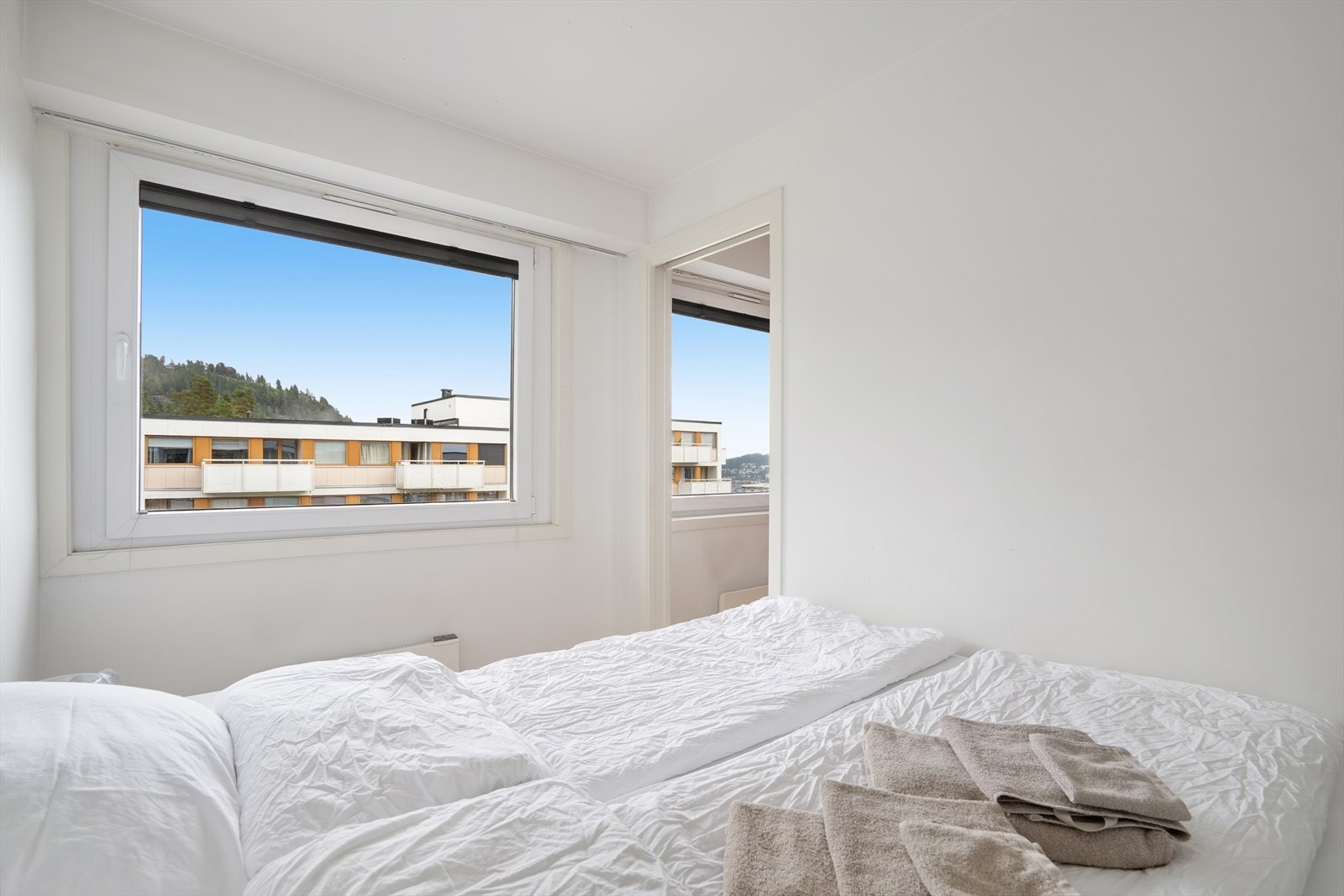 Det store vinduet slipper inn naturlig lys og gir utsikt, noe som skaper en luftig og behagelig følelse. Galleribilde