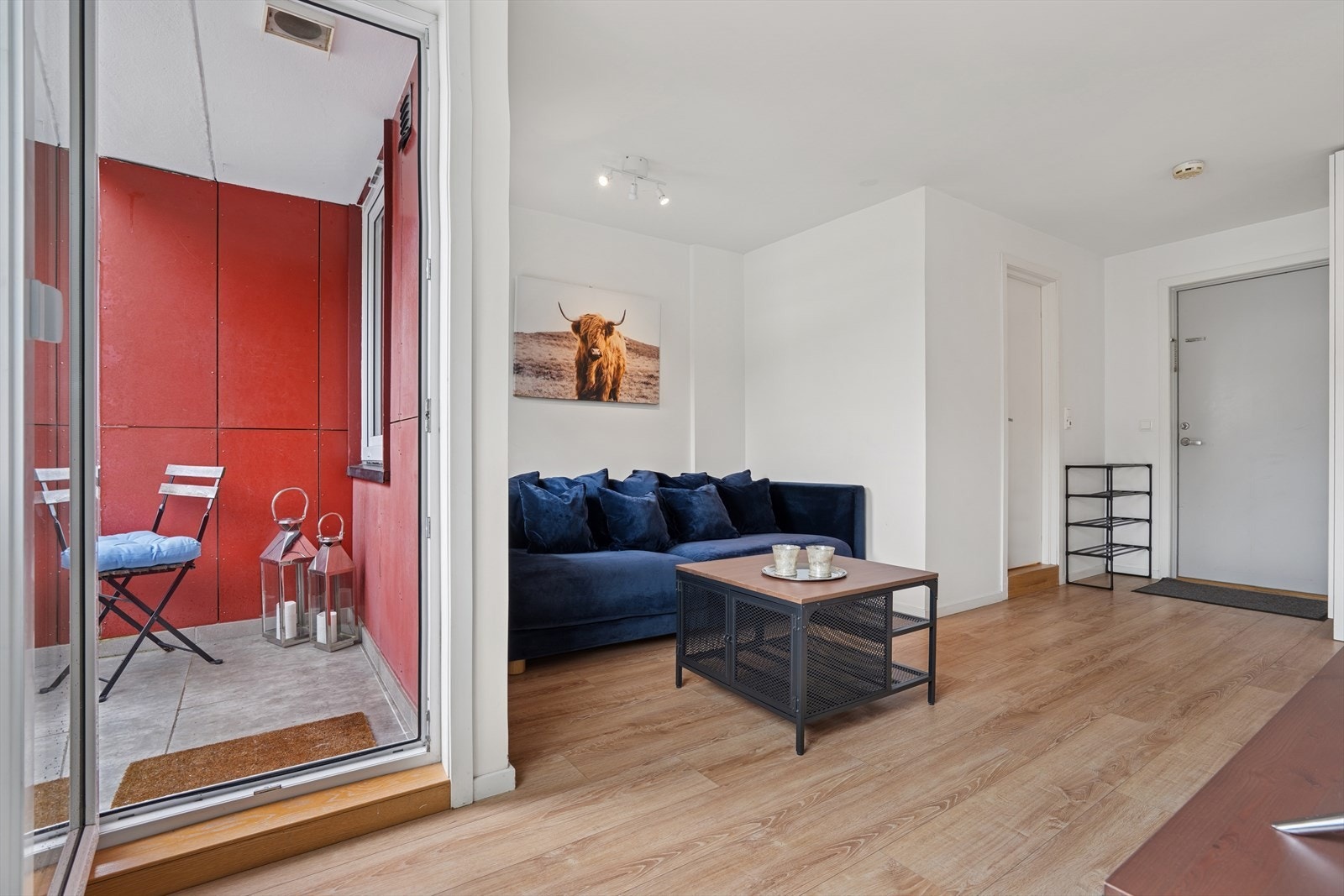 Fra stuen har du direkte tilgang til en delvis overbygget balkong på ca. 3 m² - et perfekt sted å starte dagen med en kopp kaffe. Galleribilde