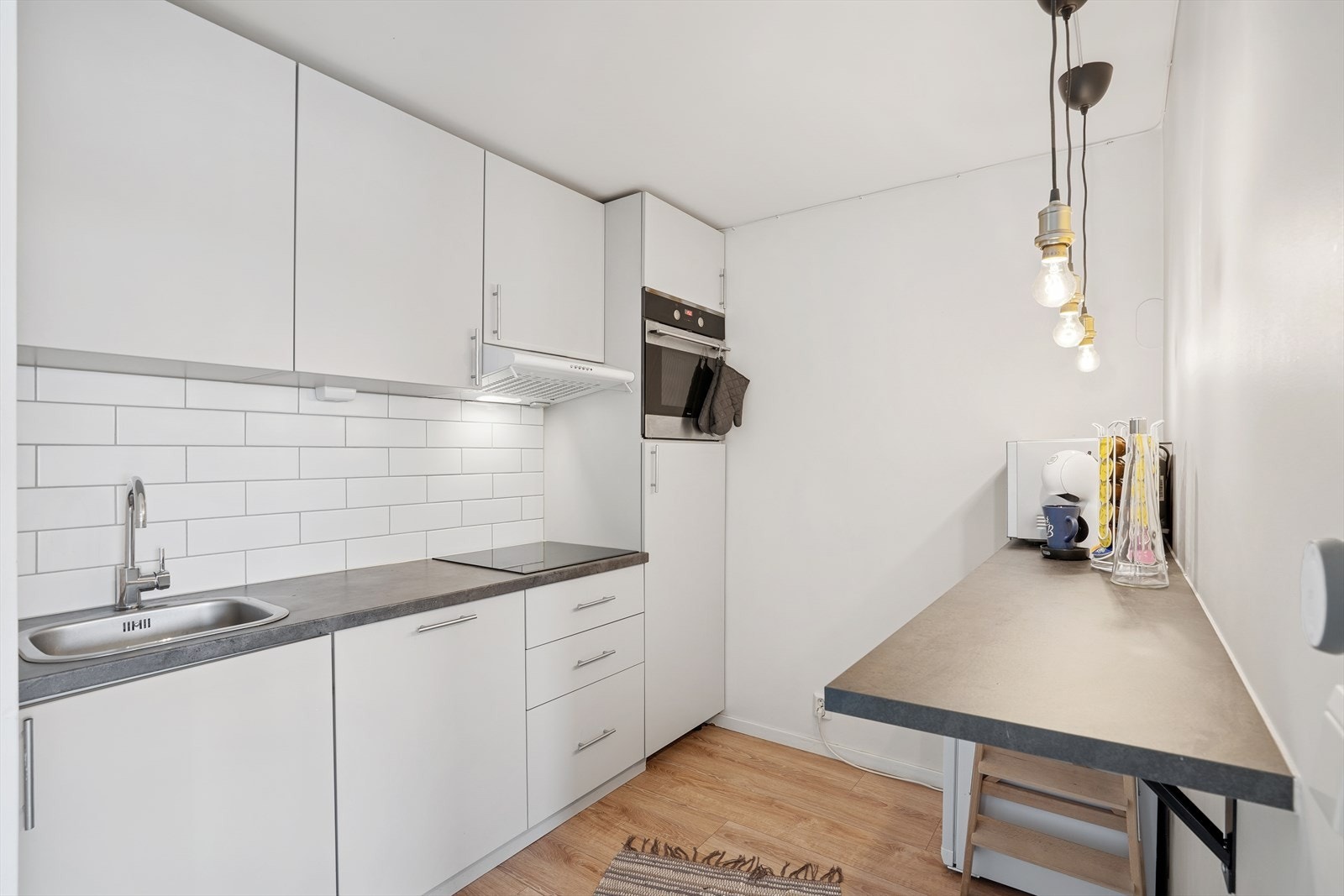 Kjøkkenet er utstyrt med kjøleskap/fryseskap, oppvaskmaskin, platetopp, stekeovn, komfyrvakt og ventilator med kullfilter. Galleribilde