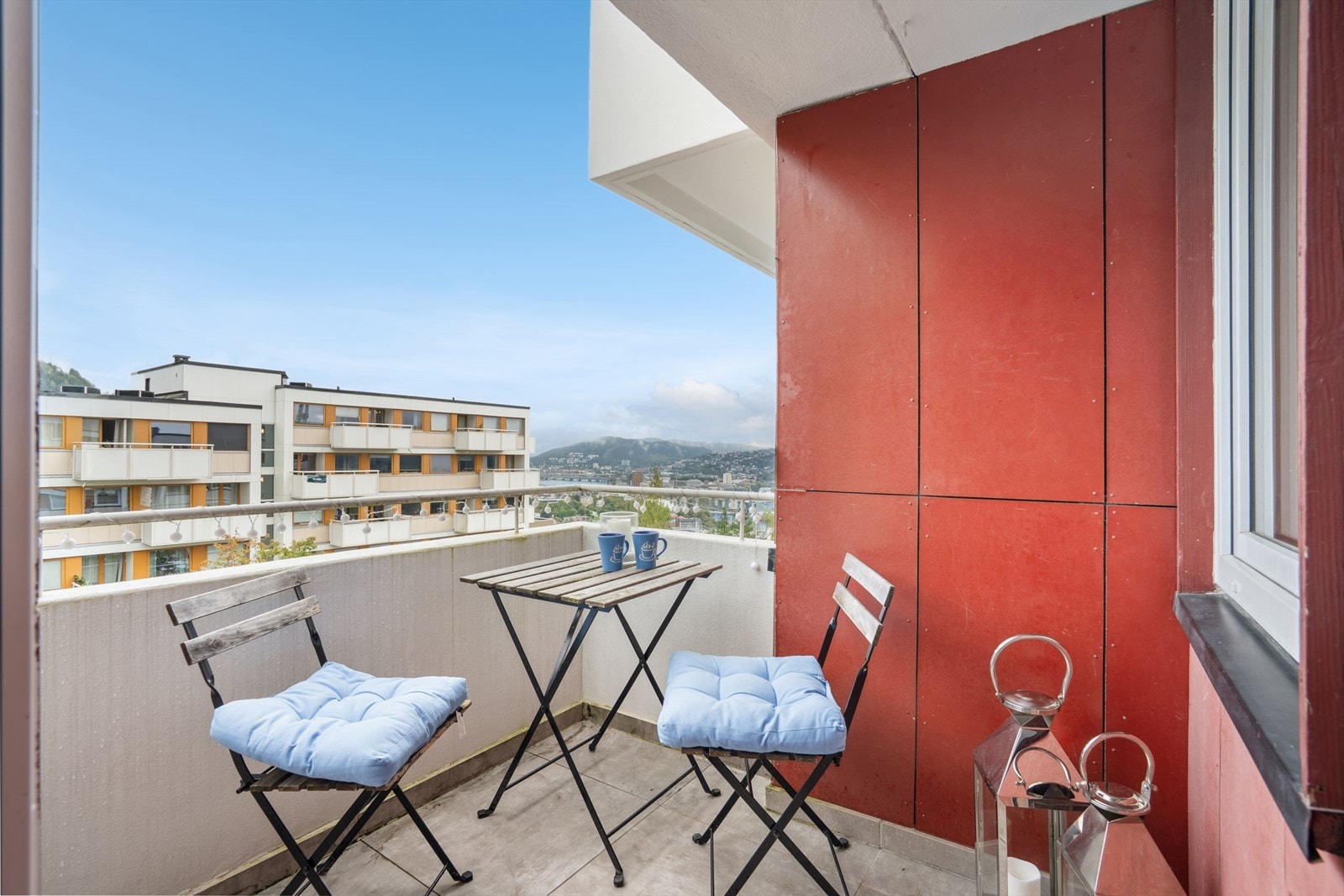 Balkongen vender mot morgensolen og gir en nydelig utsikt over Drammen og elva, som skaper en rolig og behagelig atmosfære. Galleribilde