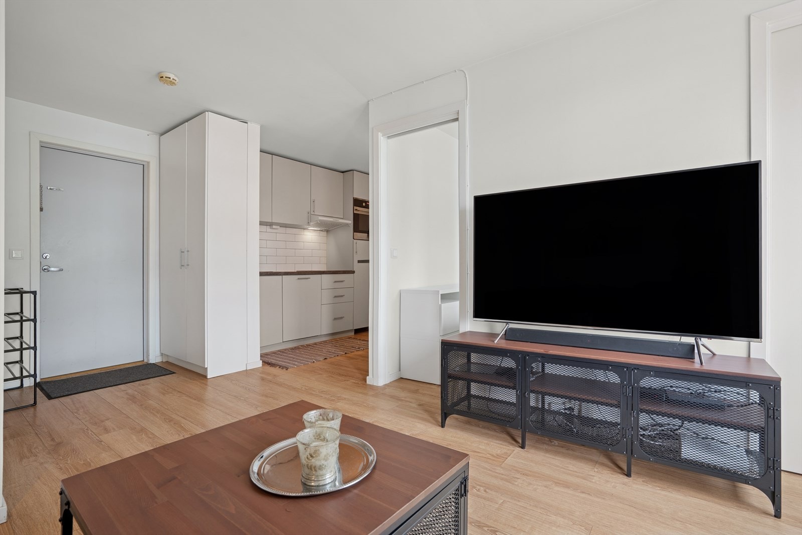 Fra stuen er det en delvis åpen løsning mot kjøkkenet, som skaper en luftig og sosial atmosfære. Galleribilde