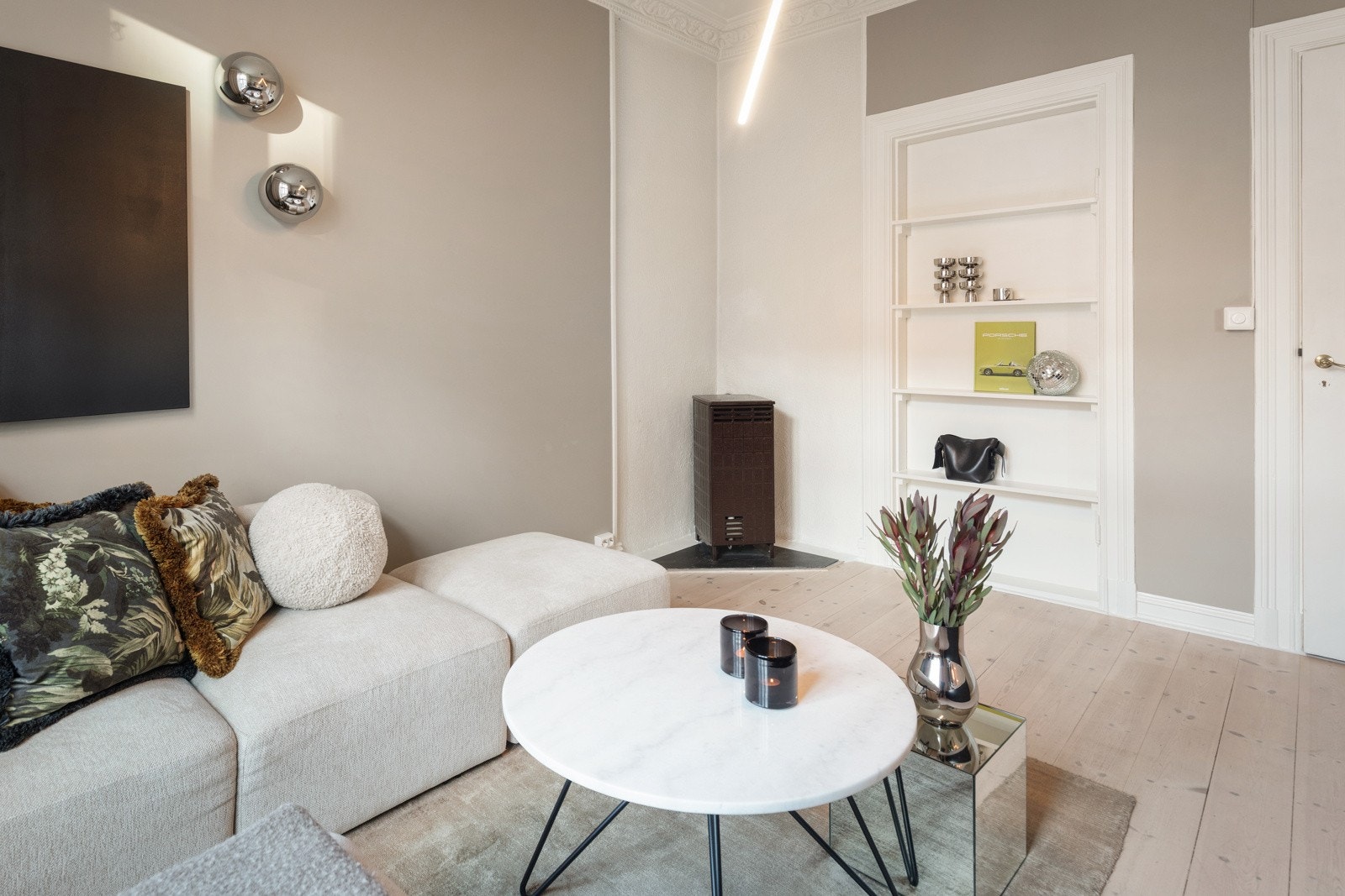 Boligen er godt bevart hvor gulvet er slipt og lakket, tak er spraylakkert for å bevare rosett/stukkatur, vegger sparklet og malt. Galleribilde