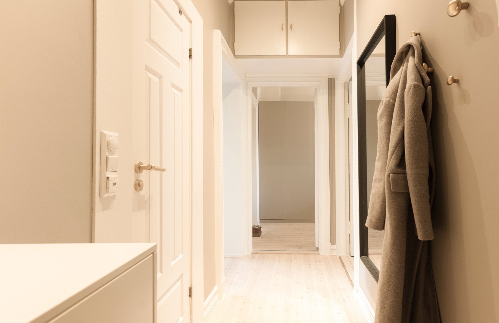 Gode oppbevaringsløsninger, i tillegg til kjellerbod og bod i felles trappeoppgang. Galleribilde