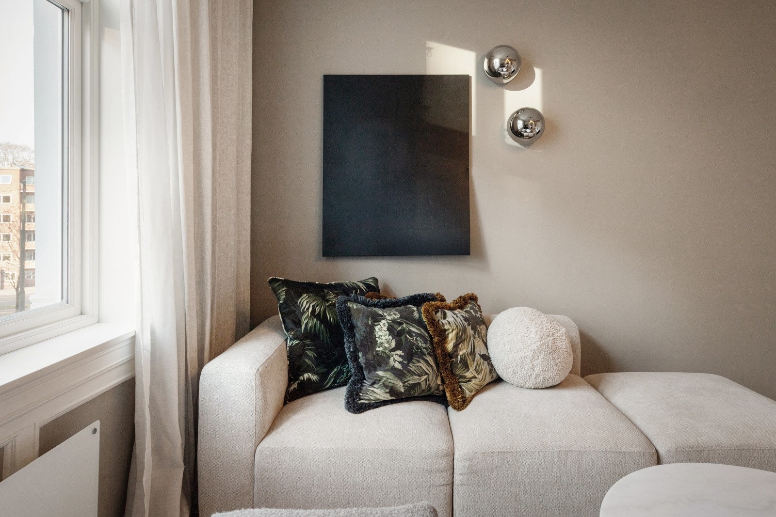 Det er god plass til sofagruppe med tilhørende møblement og naturlig avstand til tv-vegg. Galleribilde