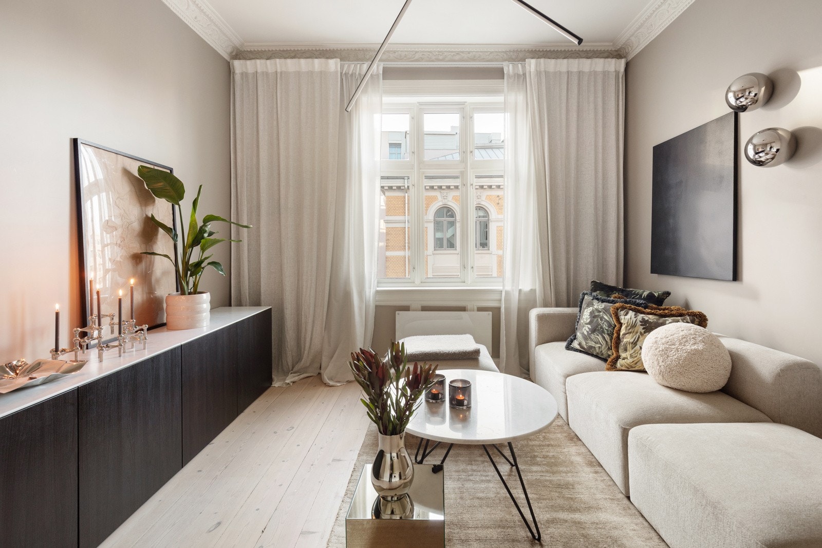 Store vindusflater fra 2016 og generøs takhøyde på nesten 3 meter gir en fantastisk romfølelse. Galleribilde