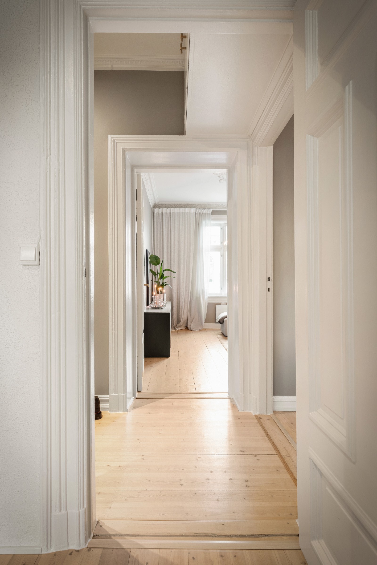 Lys og luftig entré som gir et godt inntrykk av leiligheten. Galleribilde