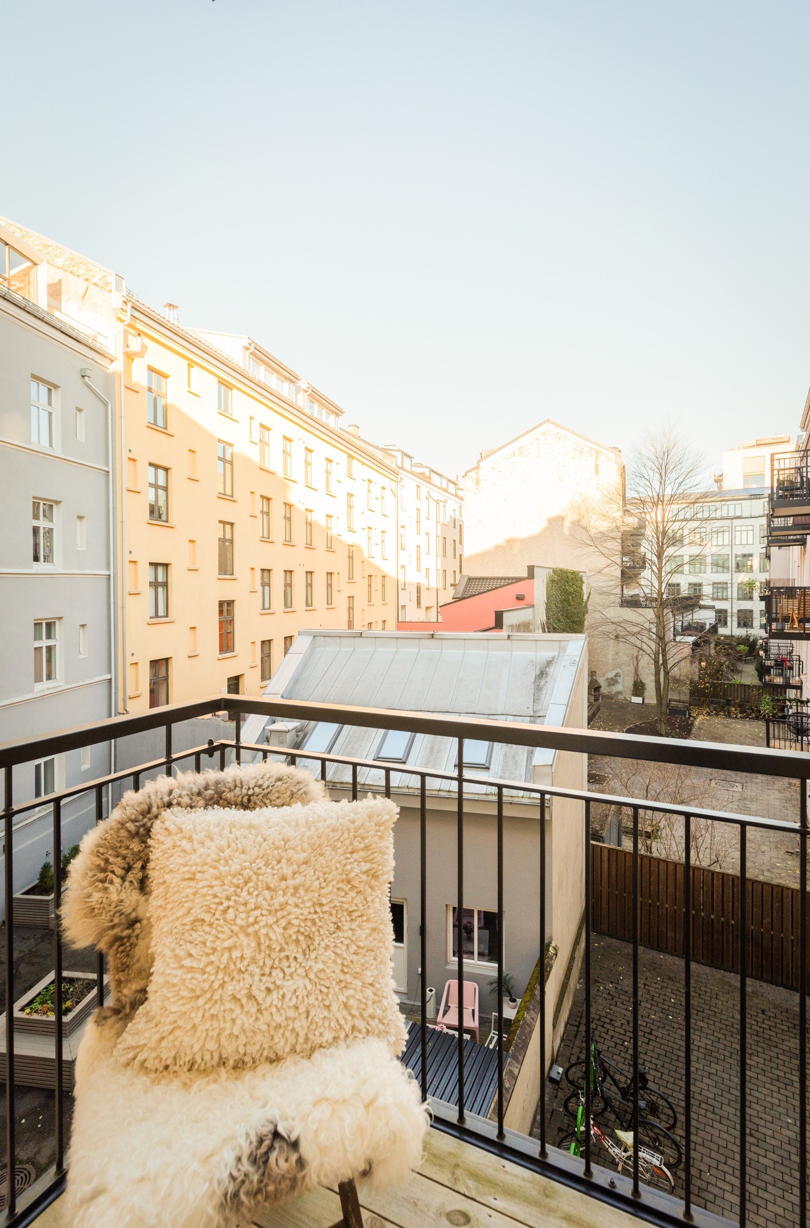 Det er plass til utemøbler på balkong. Galleribilde