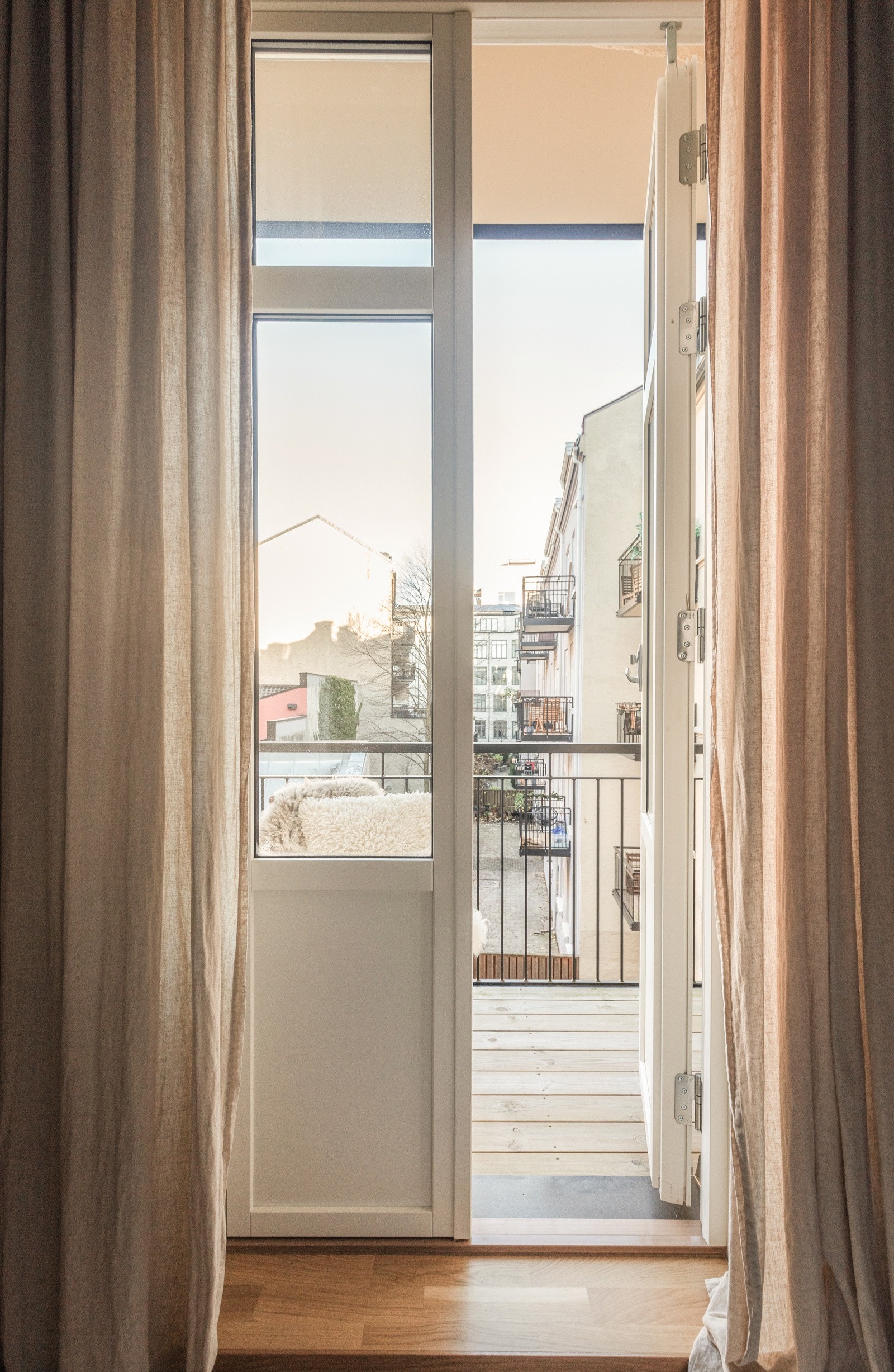 Fra soverommet har du direkte utgang til balkongen på over 2 kvm. Galleribilde