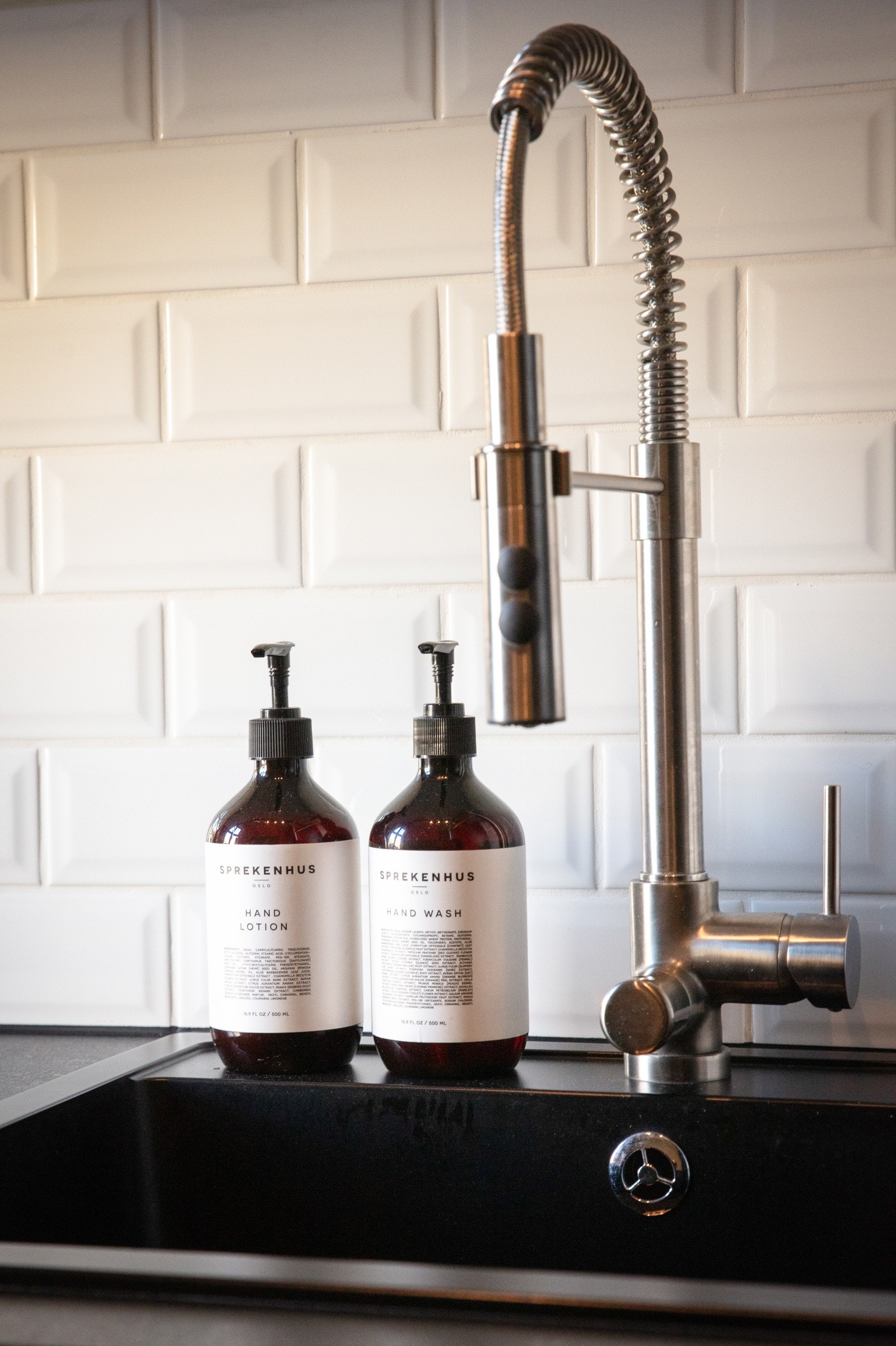 Vaskemaskin i høyskap på kjøkkenet Galleribilde