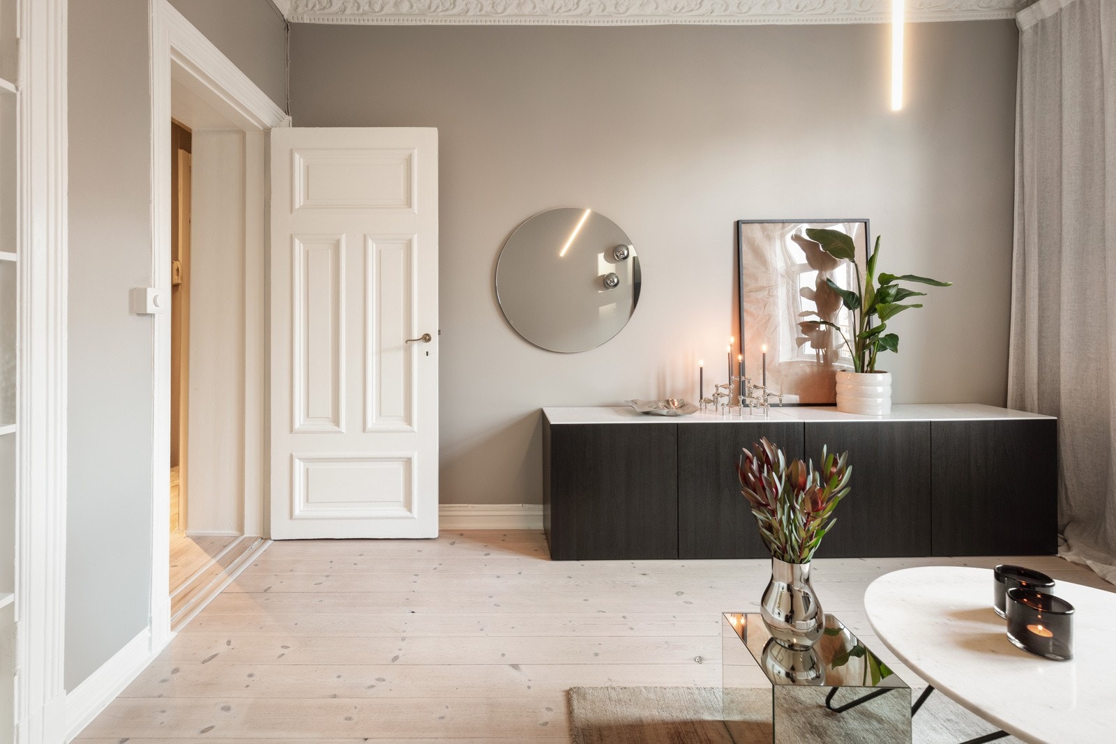 De klassiske elementene som originale rosetter og stukkatur, massive tredører og håndtak - restaurert hos gullsmed, gir leiligheten særpreg og ekstra sjel. Galleribilde