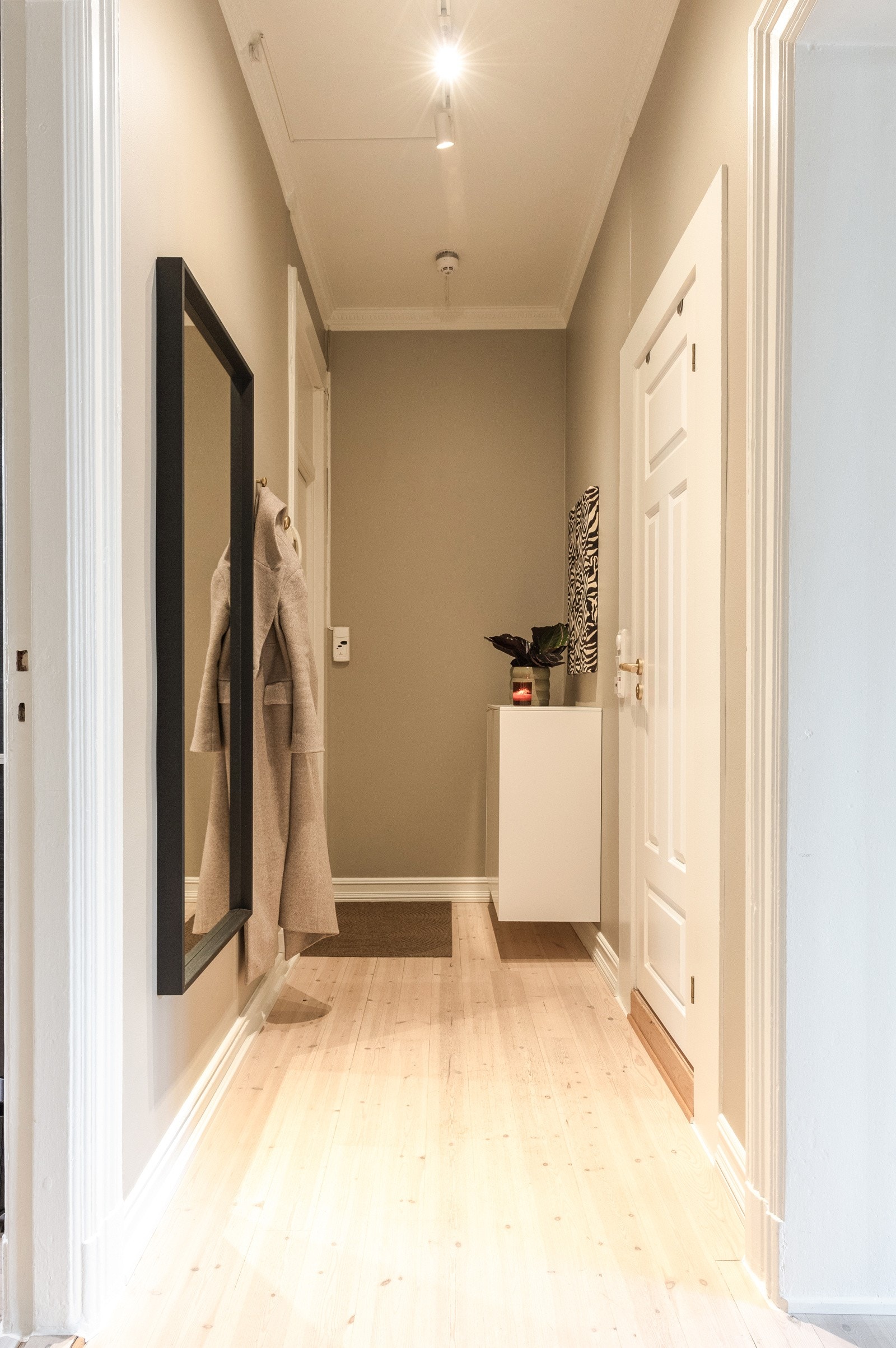 Her er det god plass til oppheng av ytterklær og plassering av sko. Galleribilde