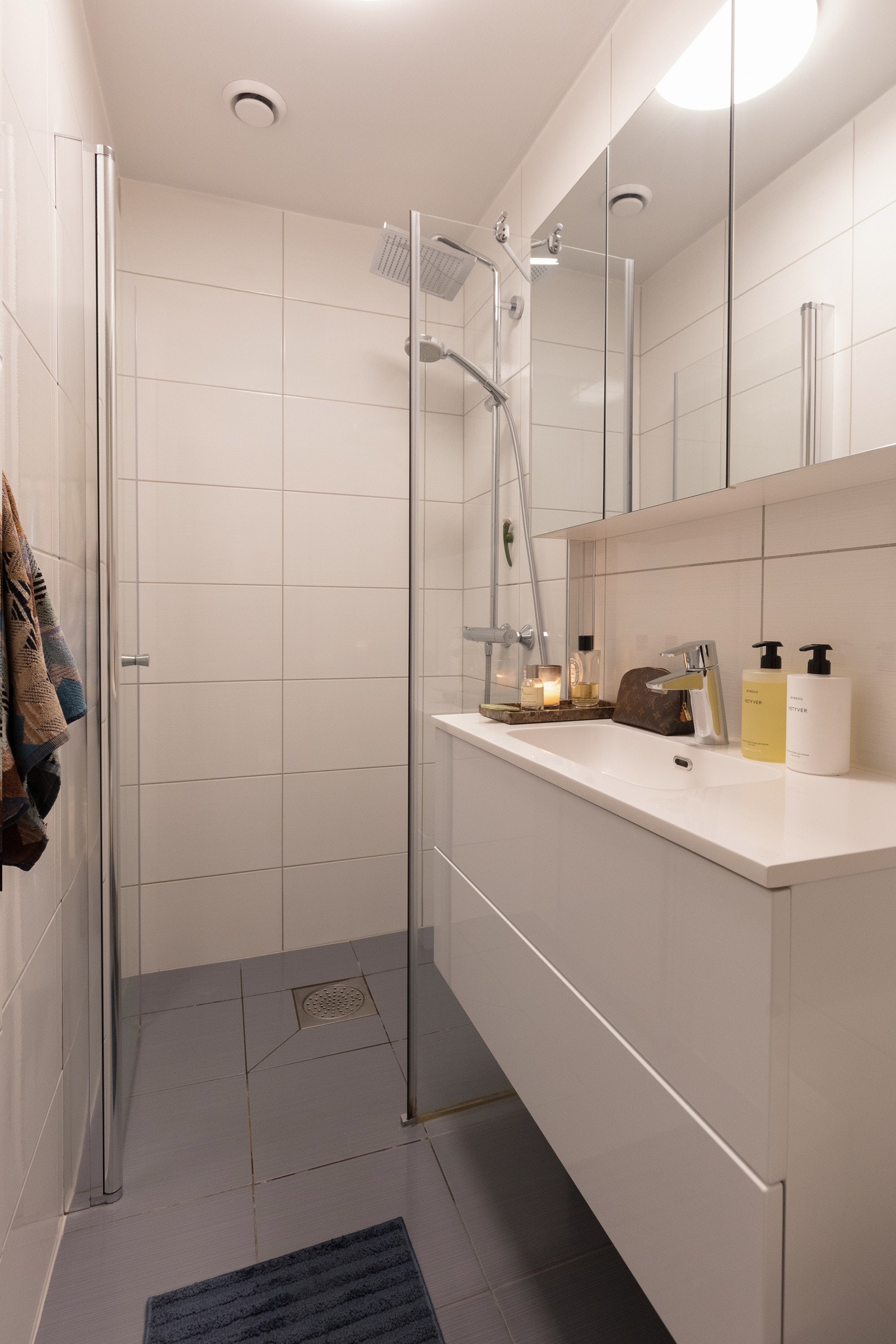 Delikat flislagt baderom som er fra 2014. Rommet har behagelige varmekabler i gulv, dusjhjørne med svingdører og regnfallsdusj. Galleribilde