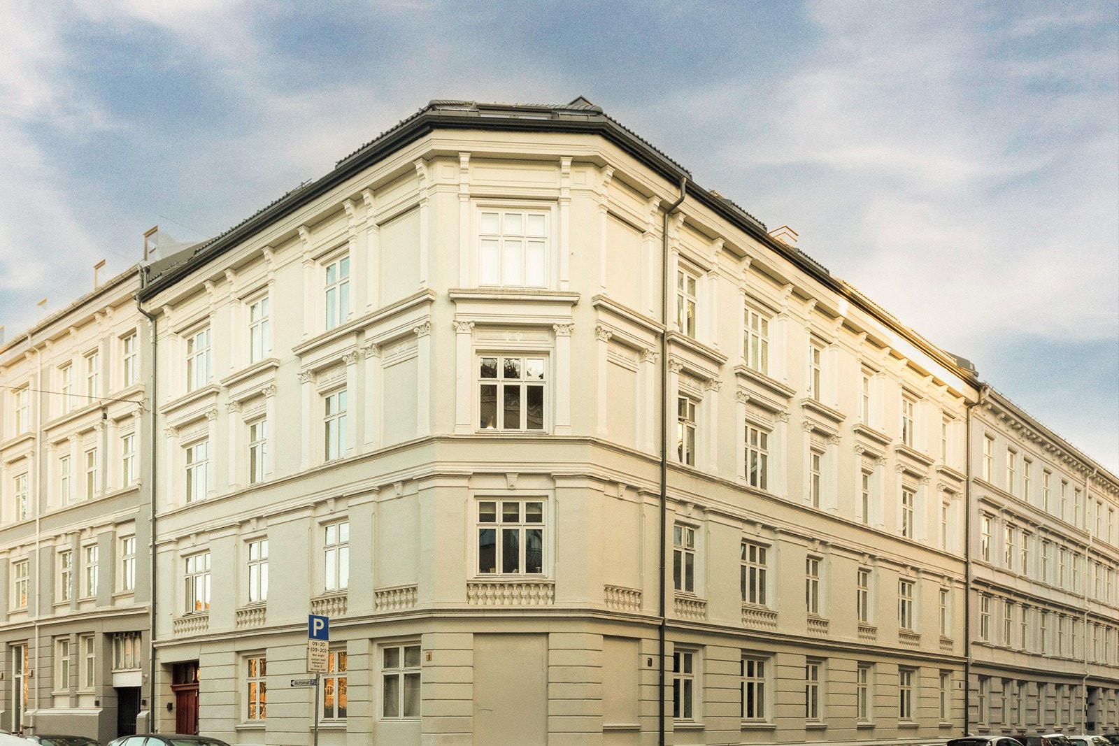 Leiligheten ligger ideelt til - skjermet og fredelig, men med byliv og servicetilbud rett utenfor døren. Kort vei til kollektivtransport og parkering. Galleribilde