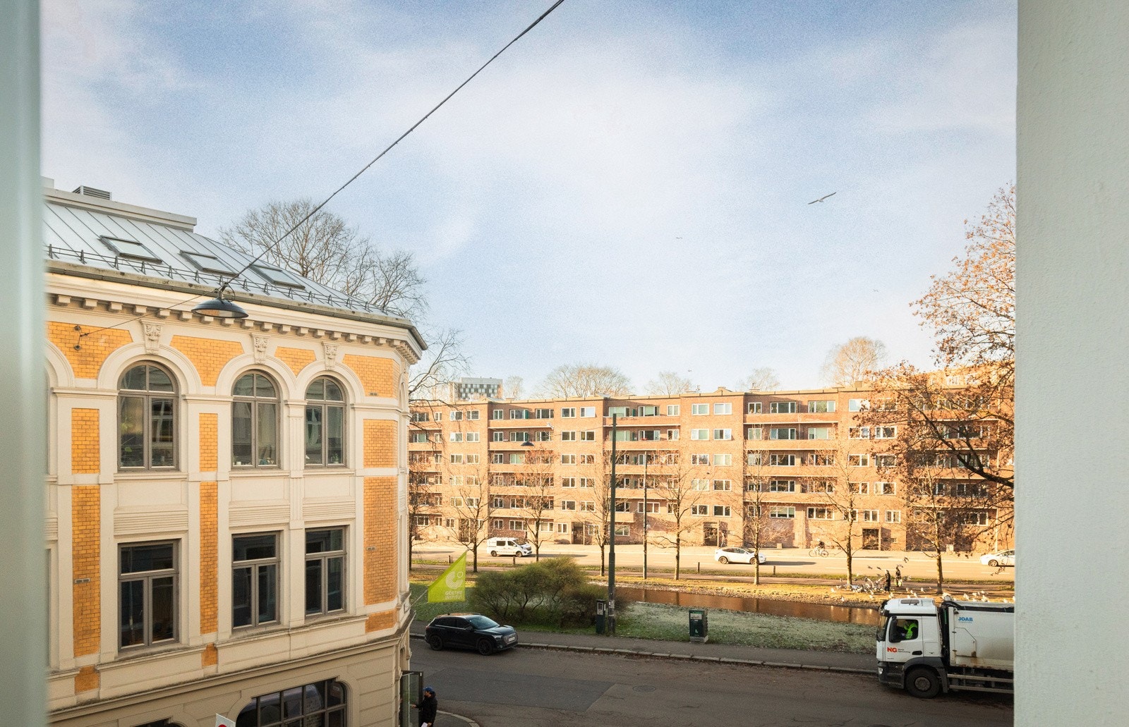 Fra stuen har man utsyn mot parken og vannet, med grøntområder og himmel som naturlig bakteppe. Galleribilde