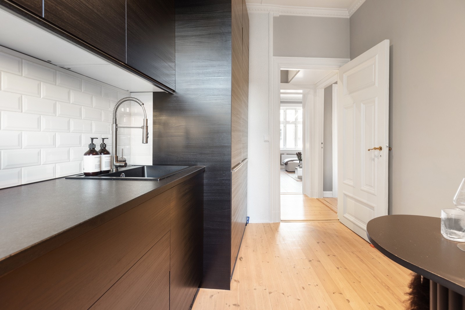 Det er opplegg for platetopp, oppvaskmaskin, stekeovn, kjøleskap og frys. I tillegg er det opplegg til vaskemaskin på kjøkken. Galleribilde