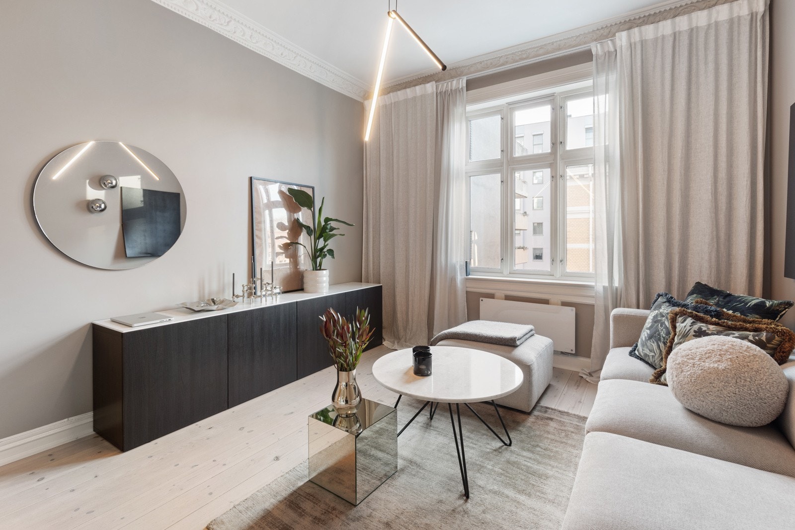 Leiligheten er gjennomgående, med svært god planløsning som skaper en naturlig flyt mellom rommene. Galleribilde