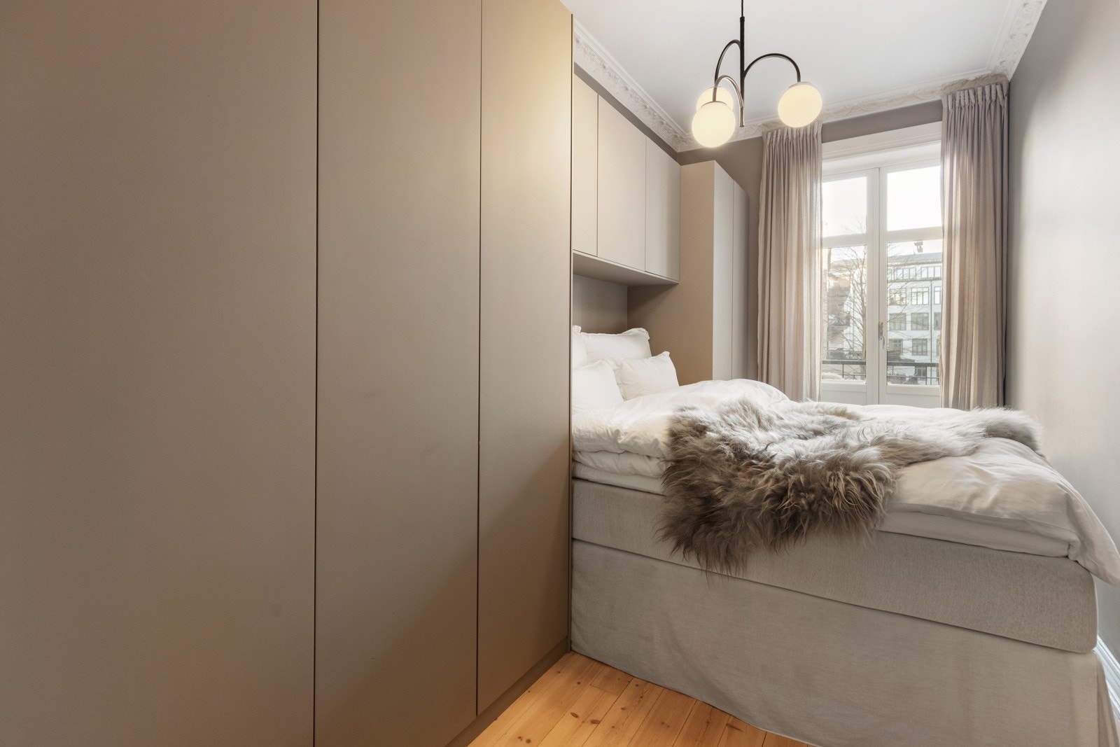 Soverommet er romslig og innbydende, med plass til dobbeltseng og plassbygde garderobeløsninger. Galleribilde