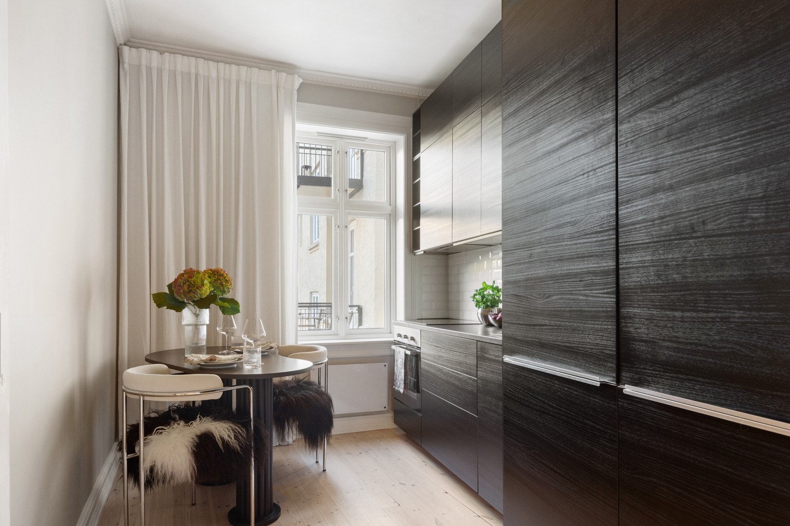 Separat kjøkken med ny kjøkkeninnredning gir et moderne inntrykk. Galleribilde