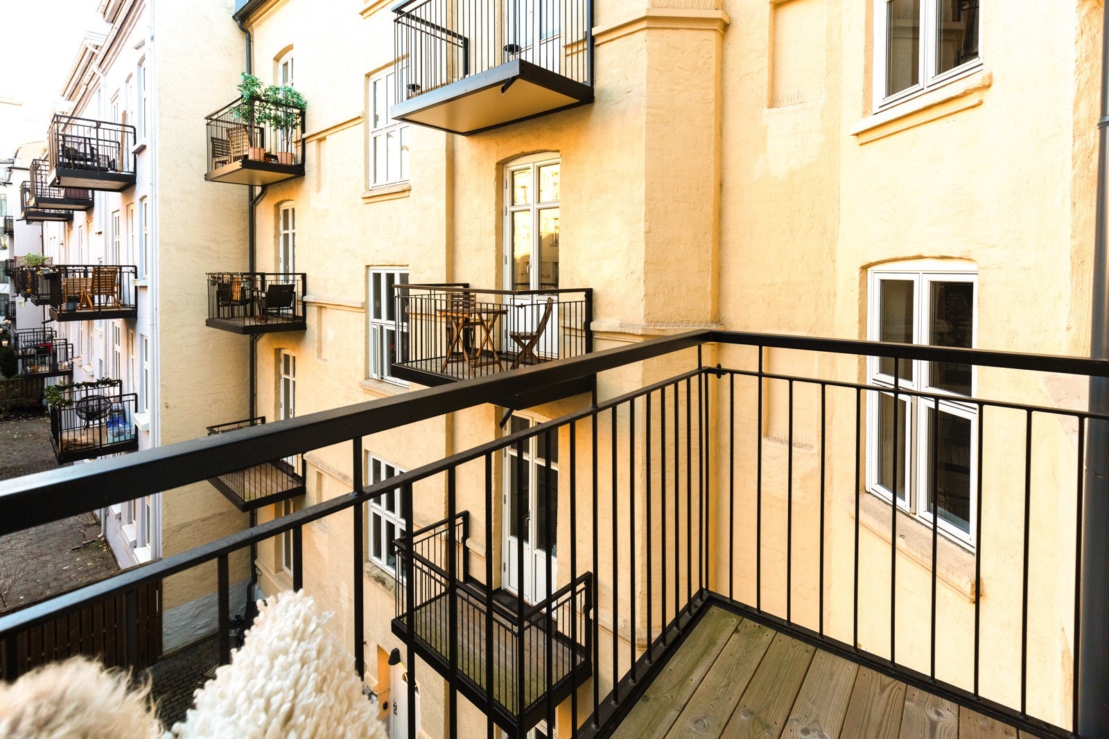 Balkongen er fra 2022, og vender mot hyggelige omgivelser. Galleribilde