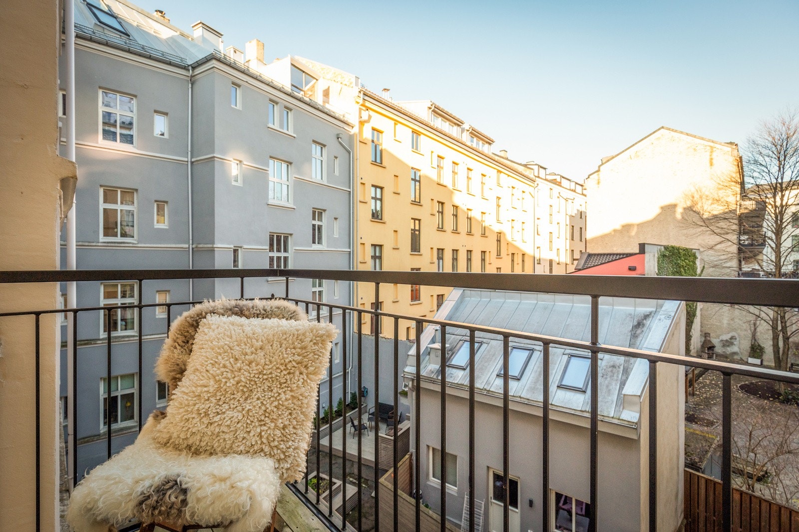 Balkong vendt mot hyggelig bakgård. Galleribilde