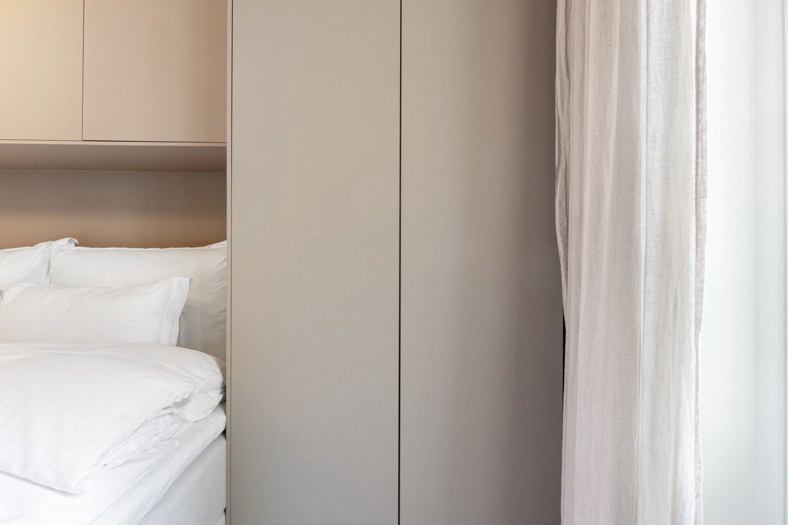 Gjennomførte detaljer og godt med naturlig lysinnslipp fra vindusflaten. Galleribilde