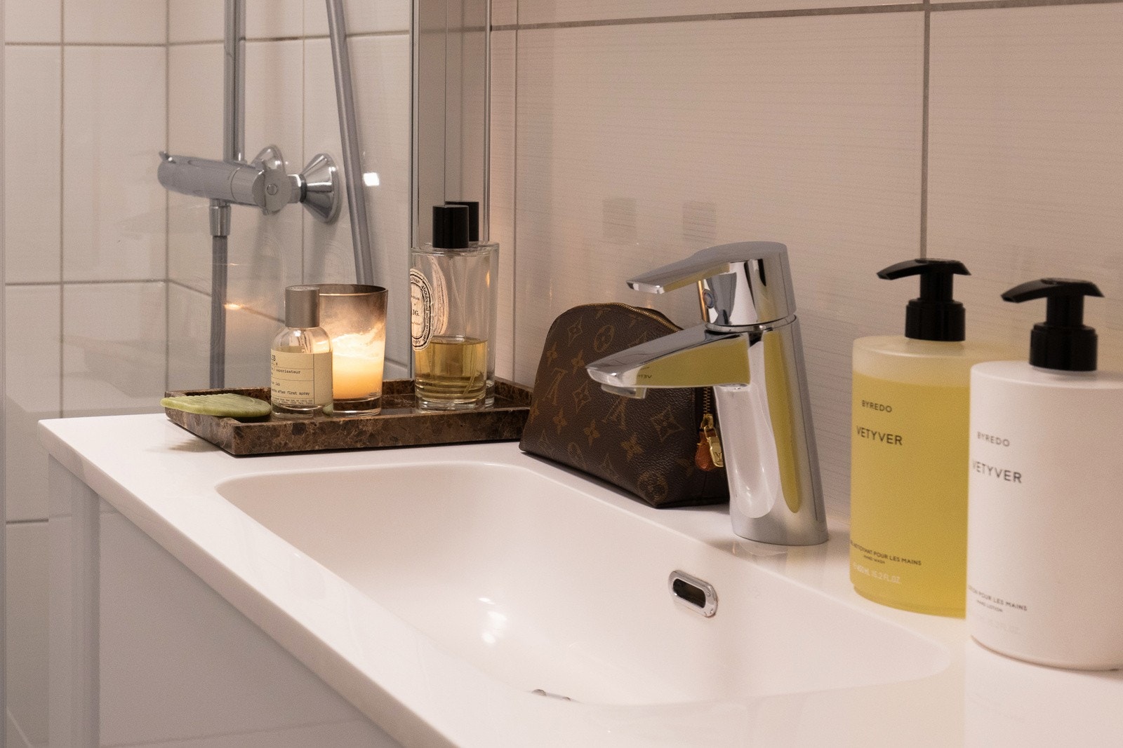 Videre finner du vegghengt toalett, heldekkende servant med underskap og speilskap for ekstra lagringsplass. Galleribilde