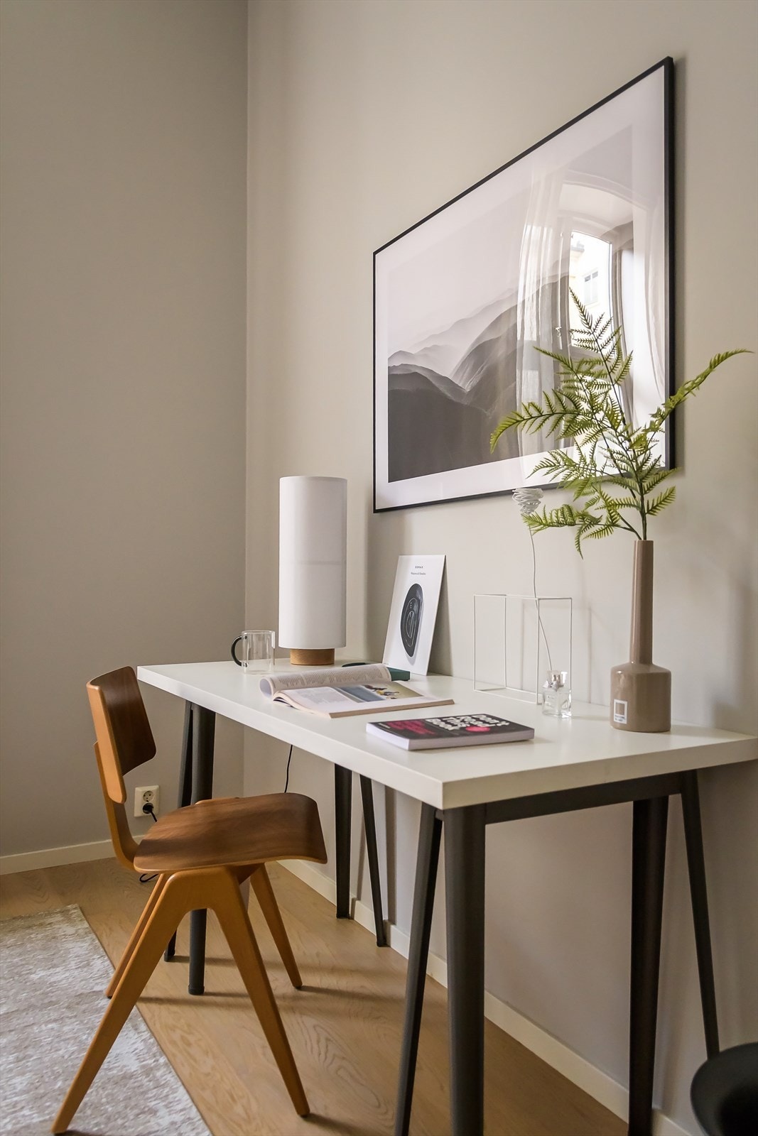 God plass for skrivebord eller ytterligere garderobeløsninger for oppbevaring. Galleribilde