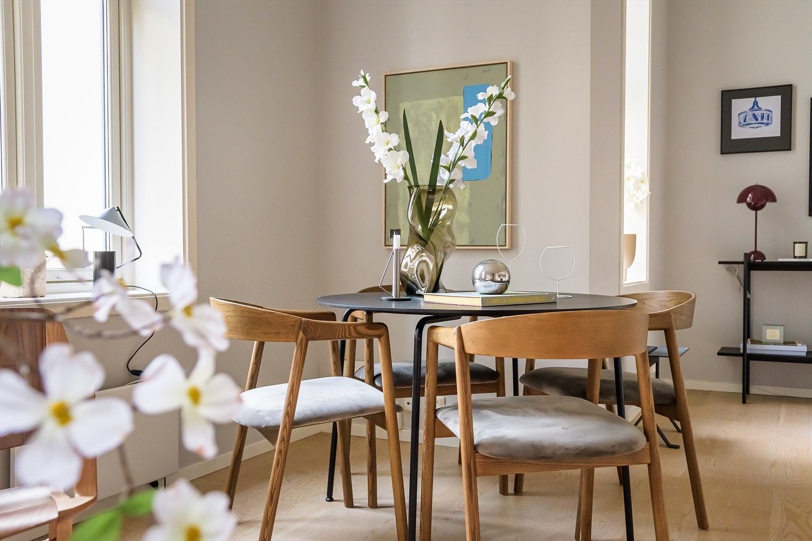 Det er plass til spisebord i rommet. Galleribilde