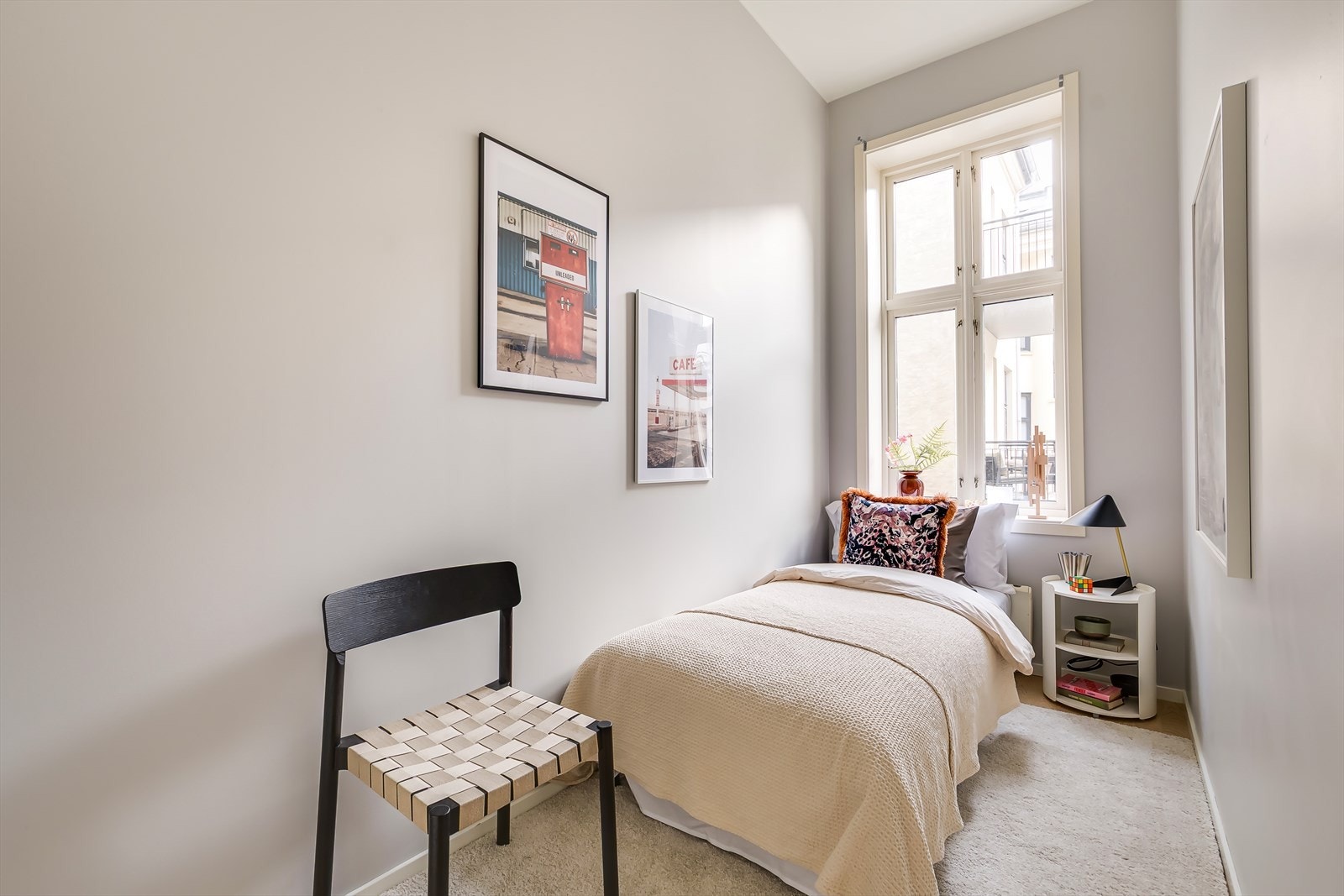 Lyst soverom med plass til seng og øvrige møbler. Rommet egner seg fint som både gjesteværelse, kontor eller hva man måtte ønske. Galleribilde