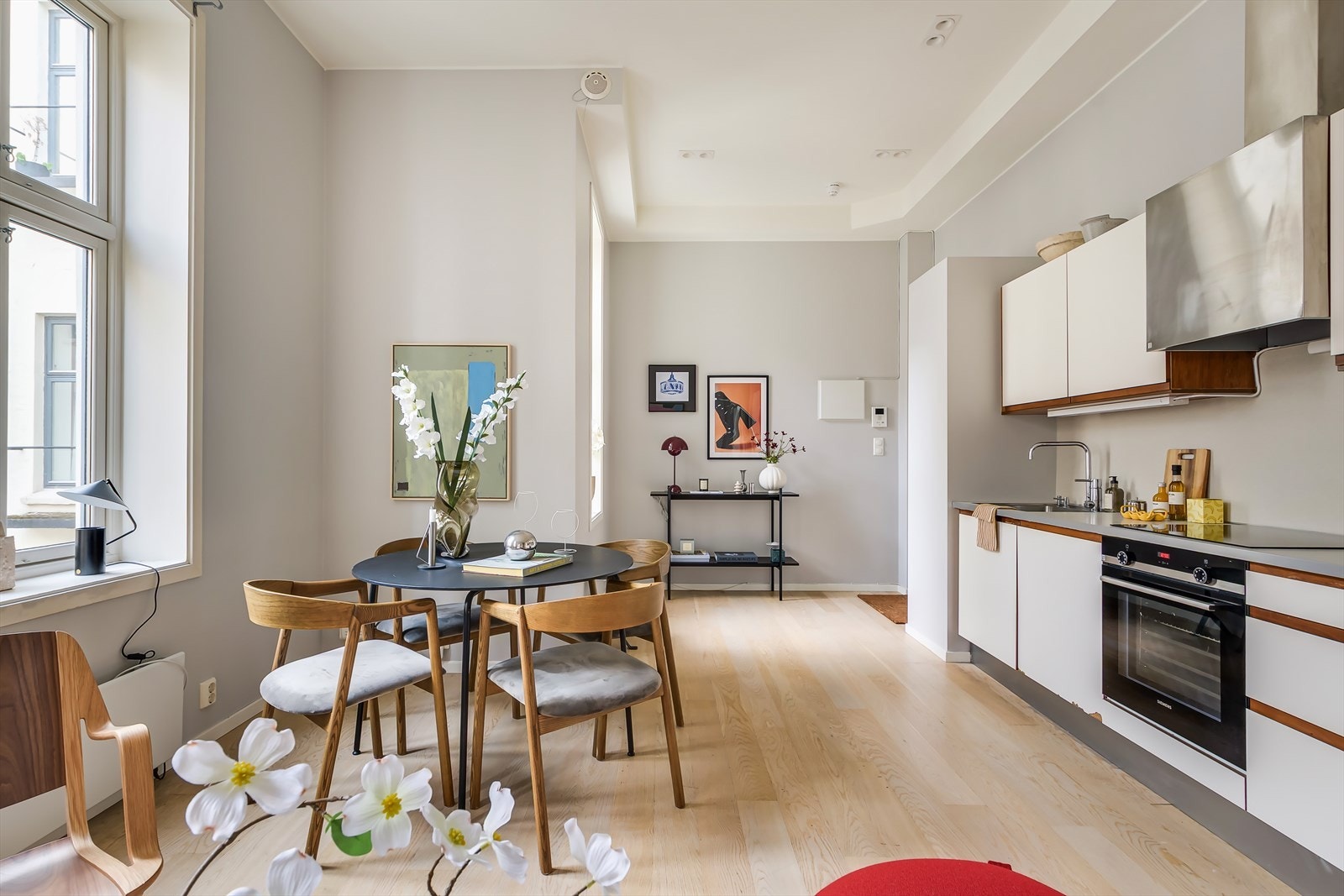 Stuen og kjøkkenet ligger i åpen løsning, noe som skaper en luftig og moderne atmosfære. Galleribilde