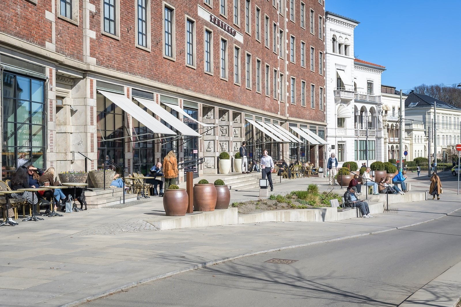 Sommerro ligger midt på Solli Plass på Frogner, og tilbyr Art deco-luksus, historiske vibber fra de glade 20-årene og en rekke spisesteder. Galleribilde