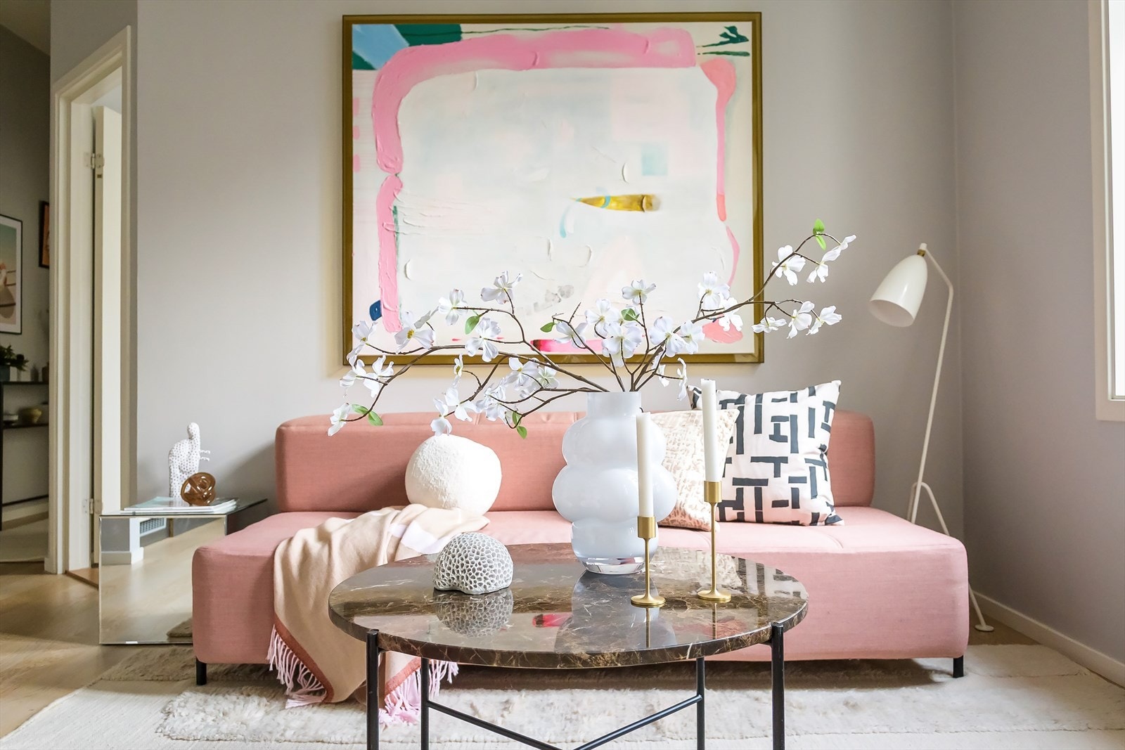 Det er god plass til sofa, spisebord og annet møblement etter eget ønske. Galleribilde