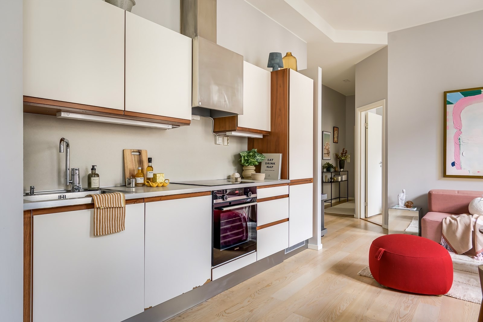 Kjøkkenet har en praktisk og funksjonell utforming, med hvite, tidløse fronter og laminert benkeplate. Galleribilde