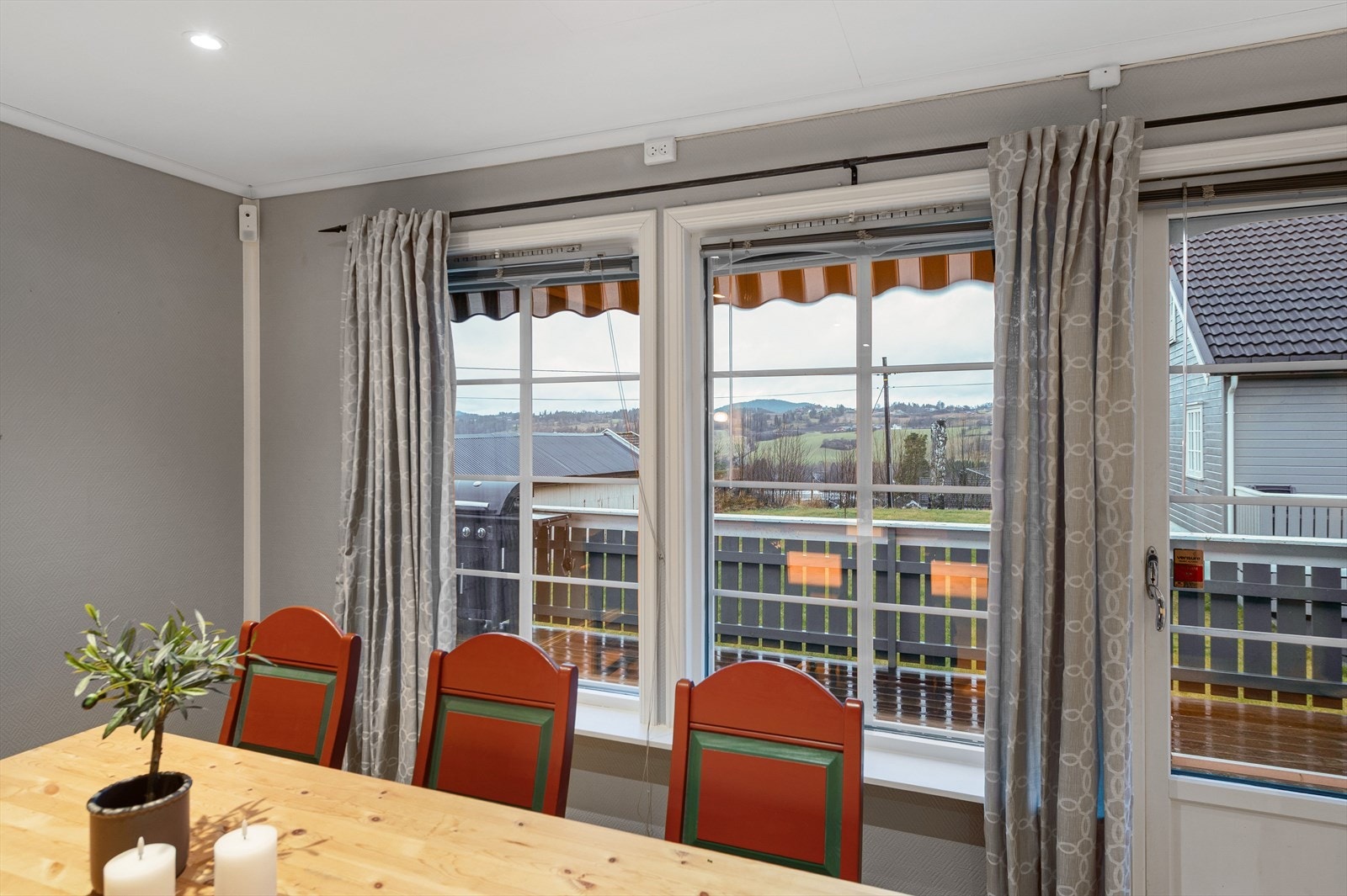 Store vestvendte vinduer og utgang til romslig terrasse. Galleribilde