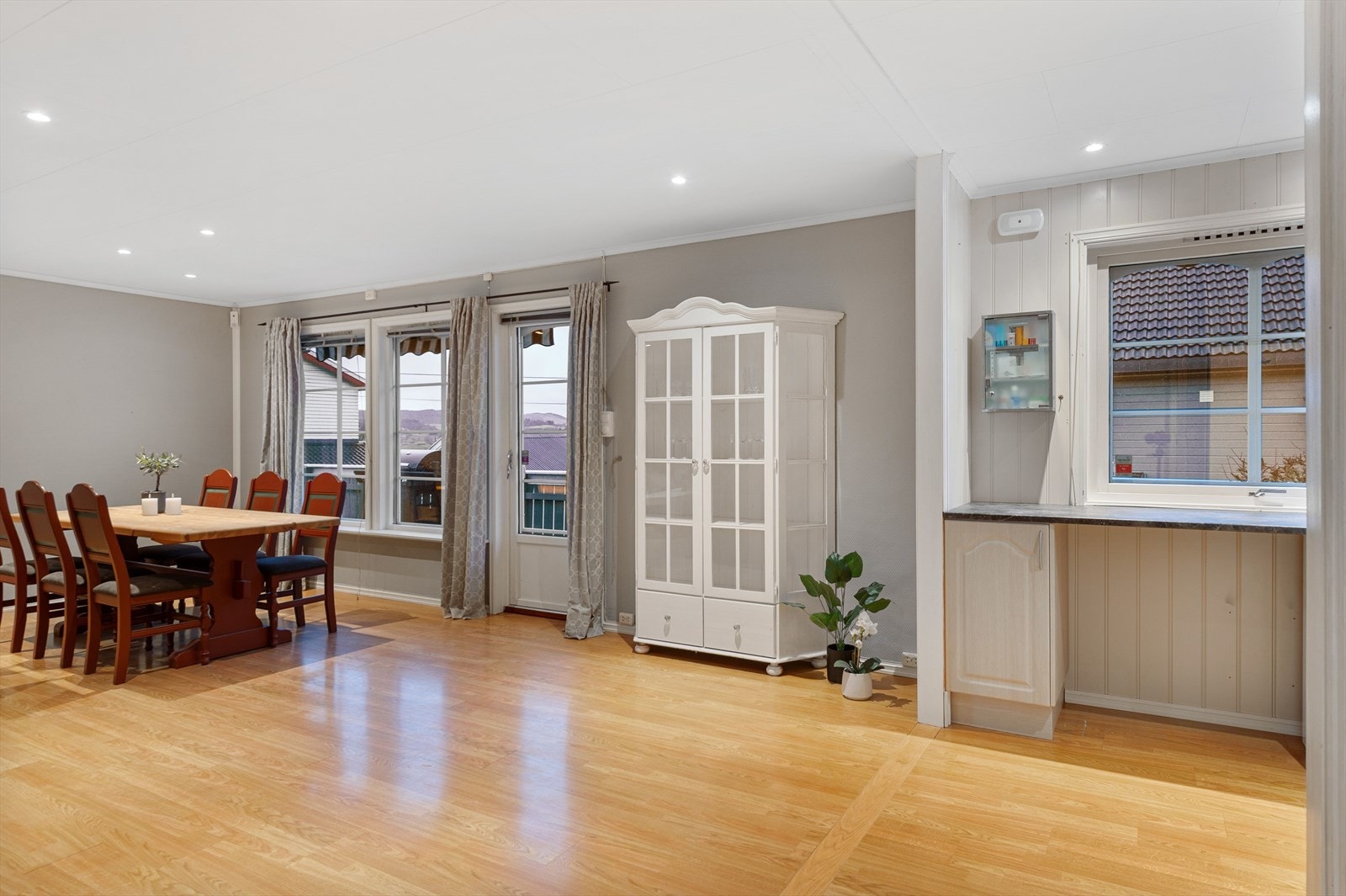 Det er gode møbleringsmuligheter til oppbevaringsmøbler, spisegruppe, sofa etc. Galleribilde