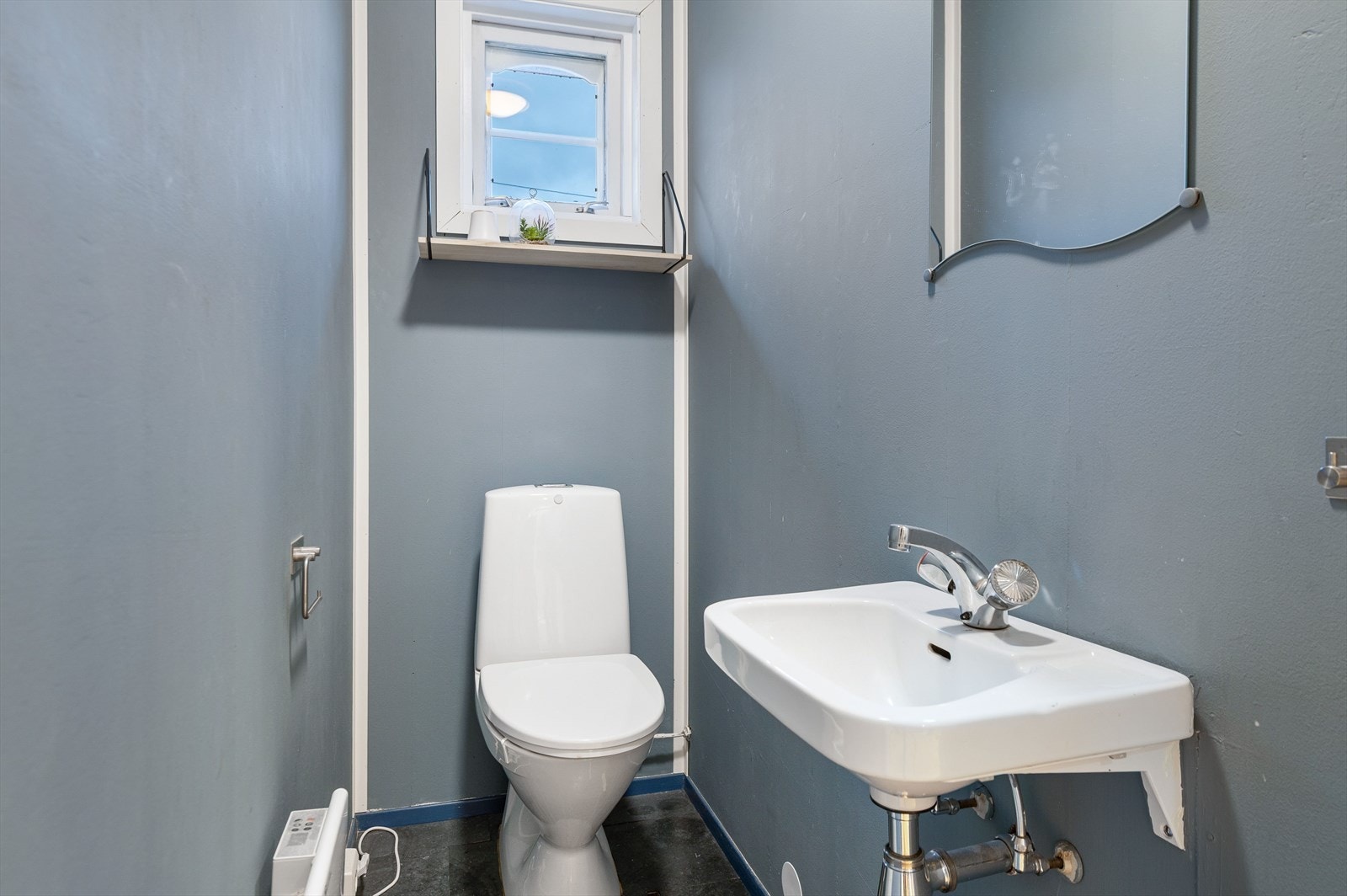 Separat toalettrom med enkel standard. Galleribilde