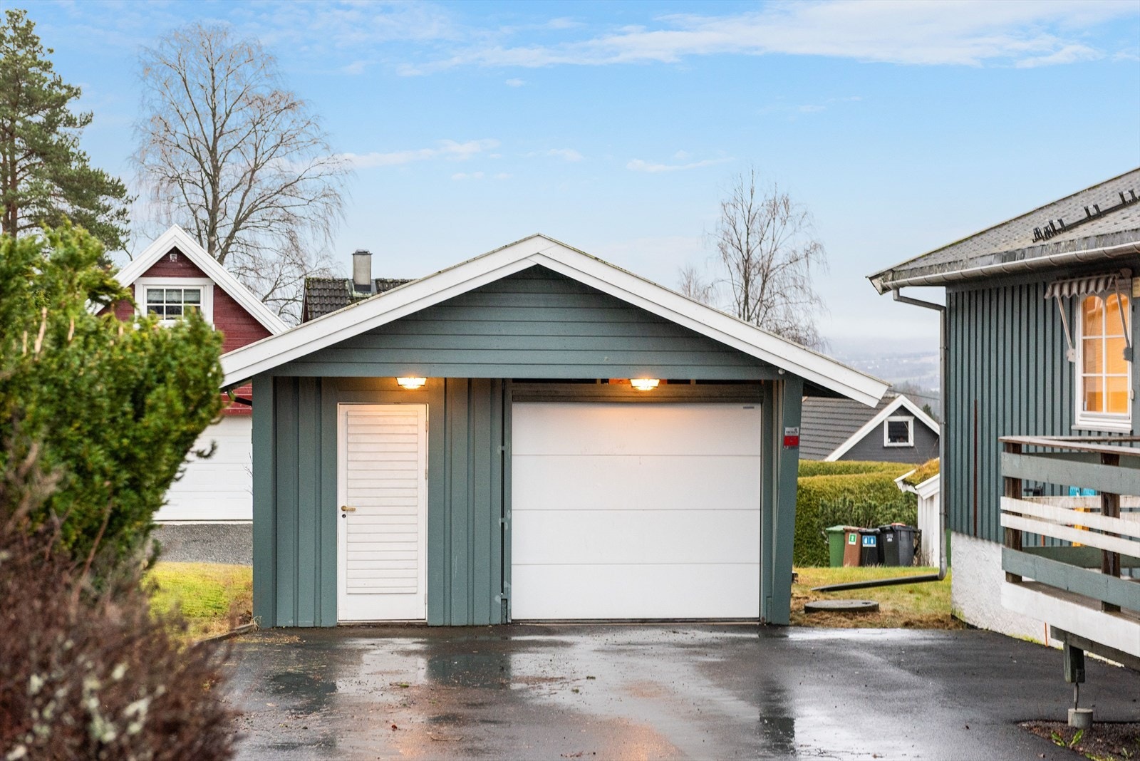 Garasje med innlagt strøm, garasjeportåpner og gangdør. Galleribilde