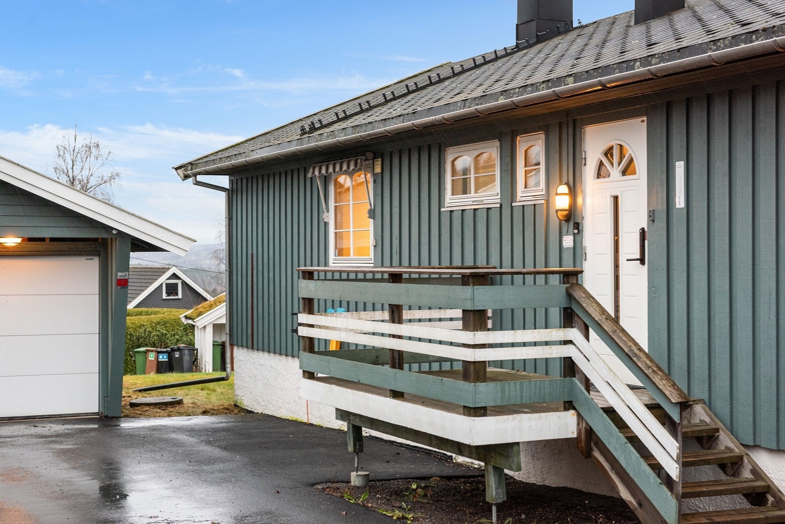 Inngangsparti med Yaledoorman på ytterdør for nøkkelfri adkosmt. Galleribilde