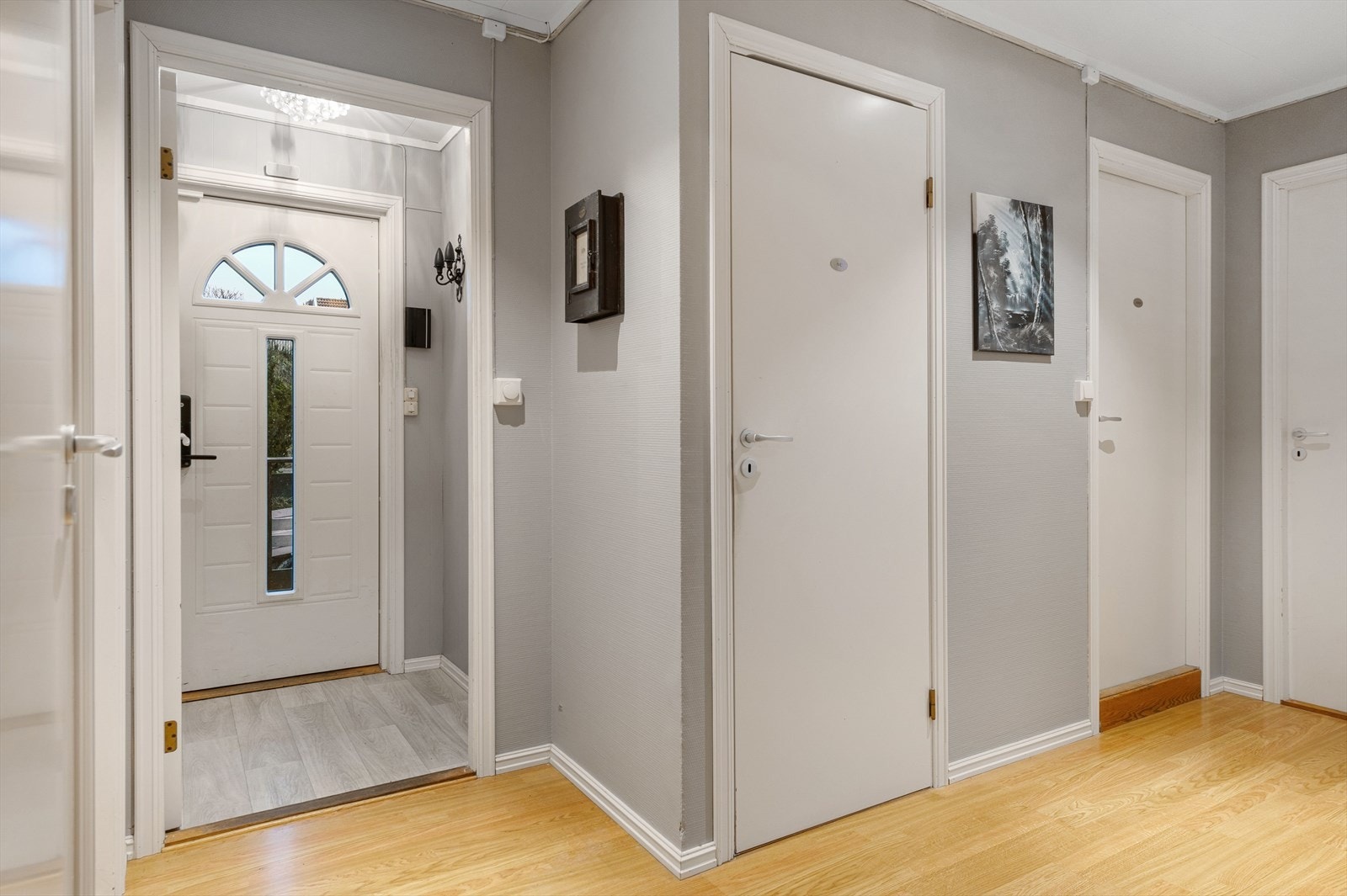 Vindfang og mellomgang med tilgang til boligens ytterliggere rom. Galleribilde