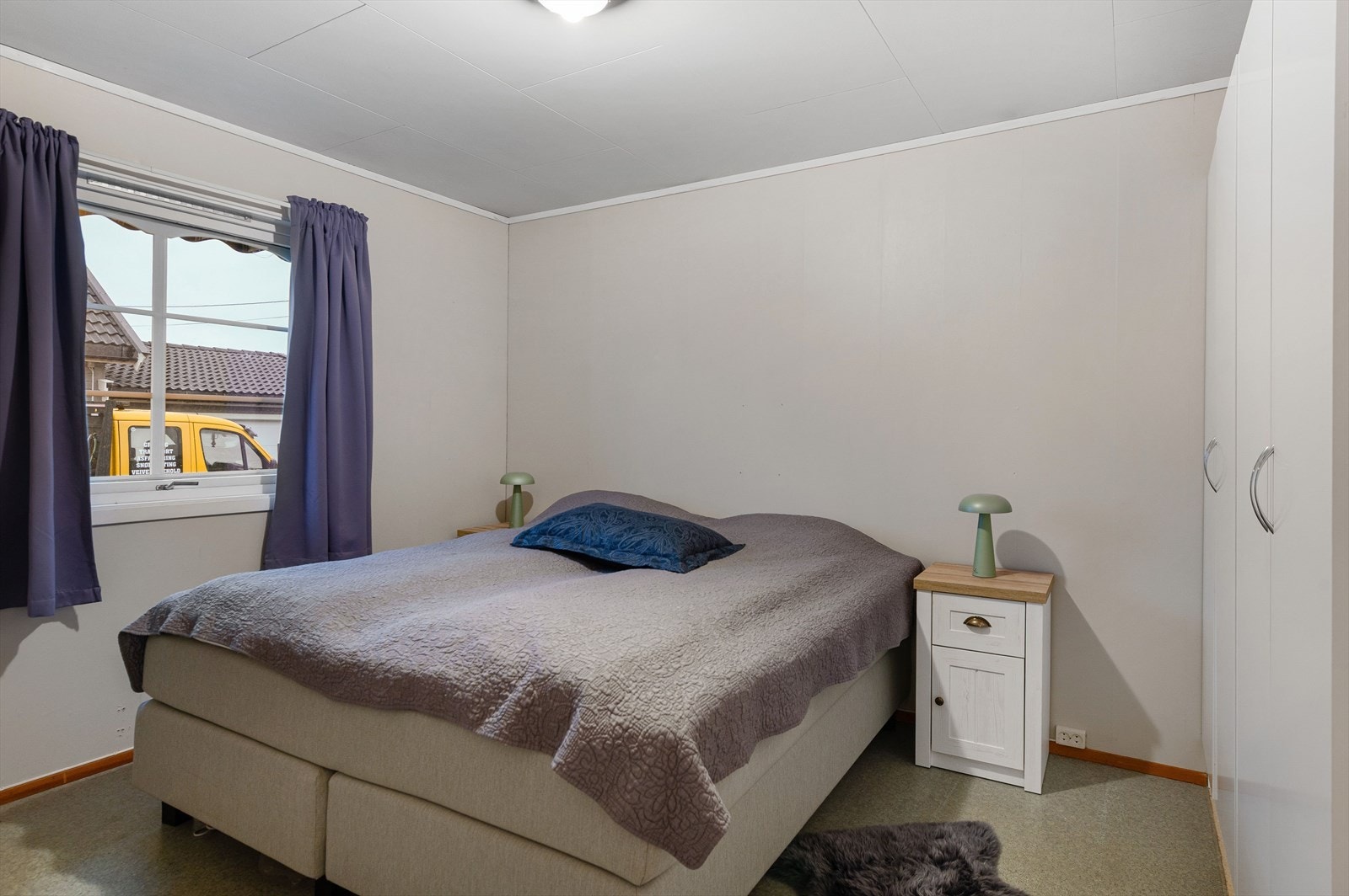 Romslig hovedsoverom med god plass til seng, nattbord og garderobeløsning. Galleribilde