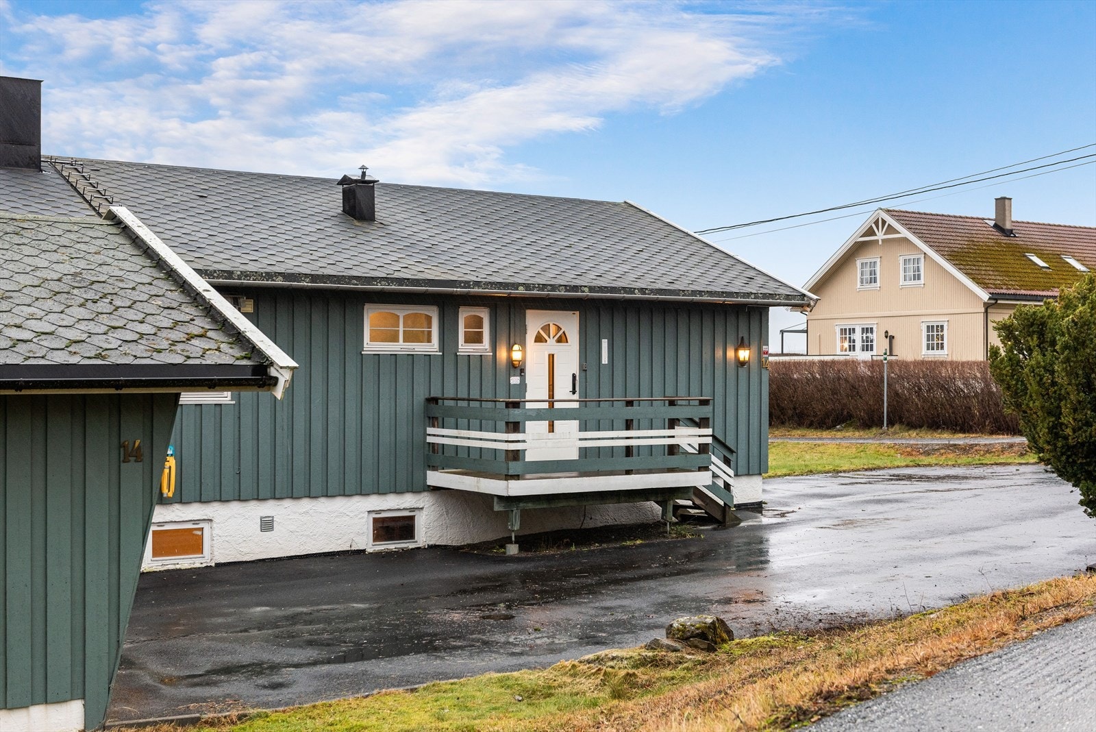 Renslig, lettstelt asfaltert gårdsplass. Galleribilde