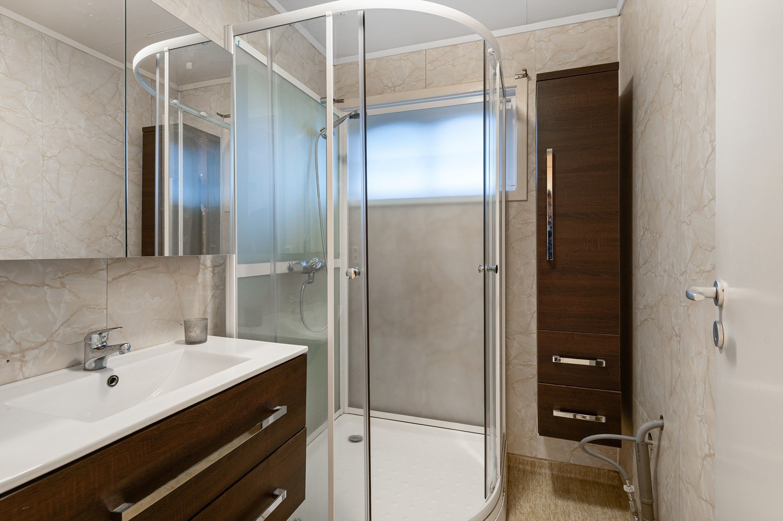 Bad med nyere innredning og dusjkabinett. Galleribilde