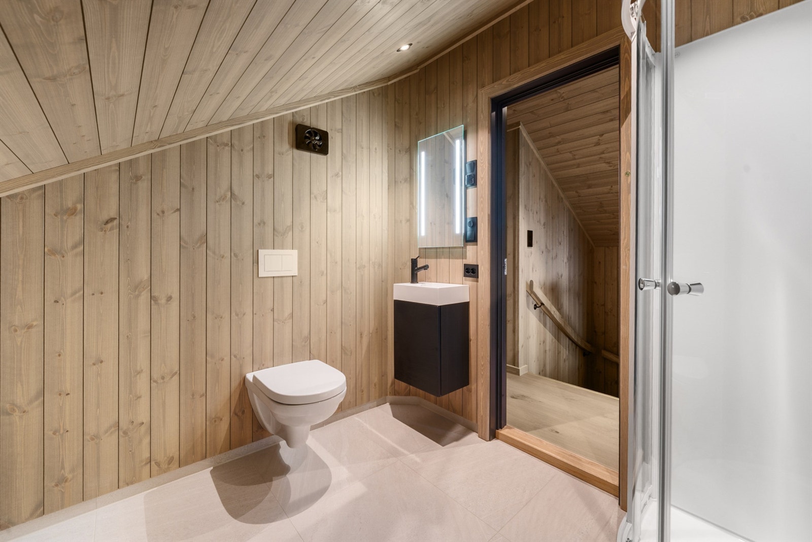 Badet i 2. etg. Innredet med vegghengt wc, servant og dusjkabinett. Galleribilde