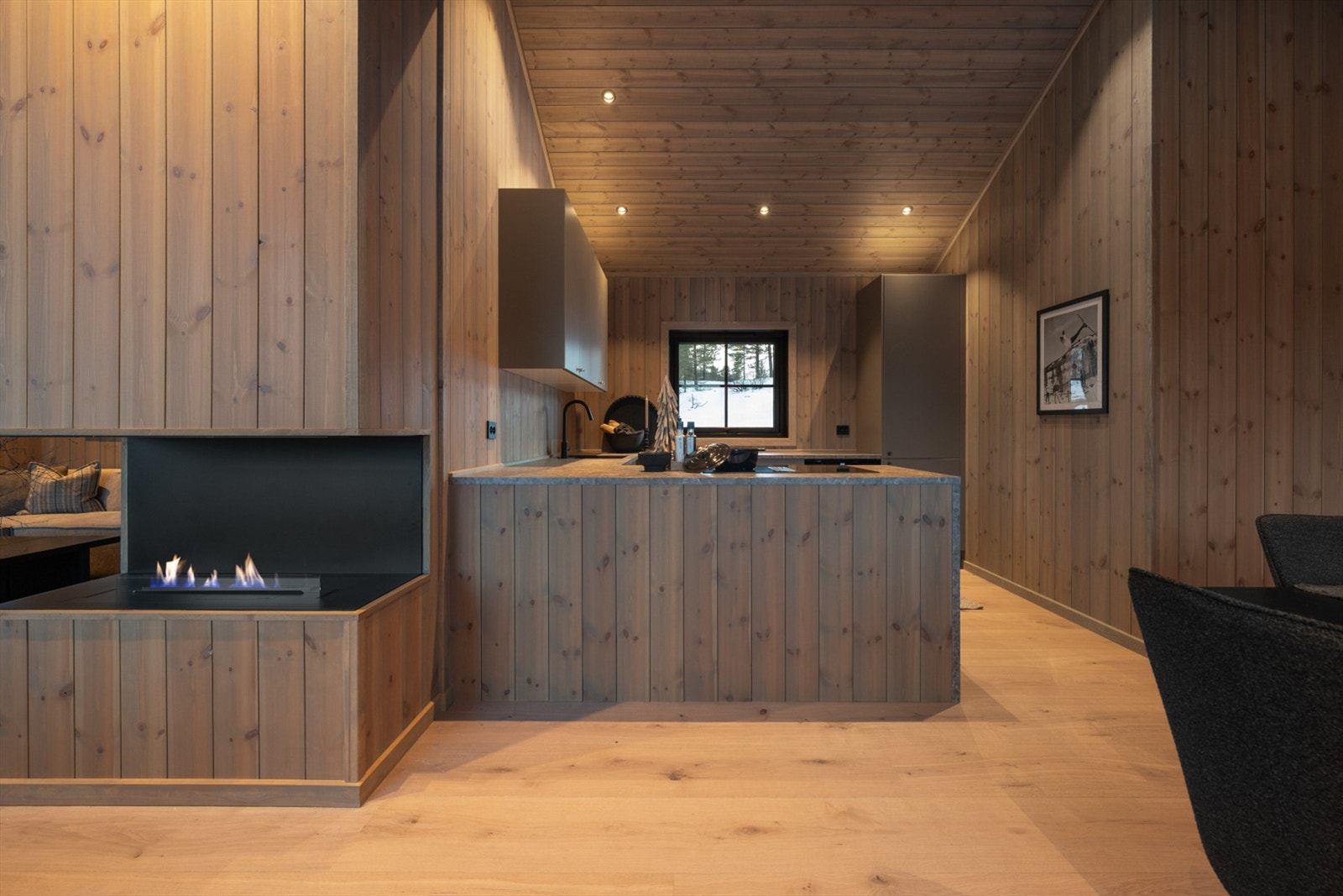 Kjøkken fra spiseplassen. Koselig biopeis mellom stue og kjøkken. Galleribilde