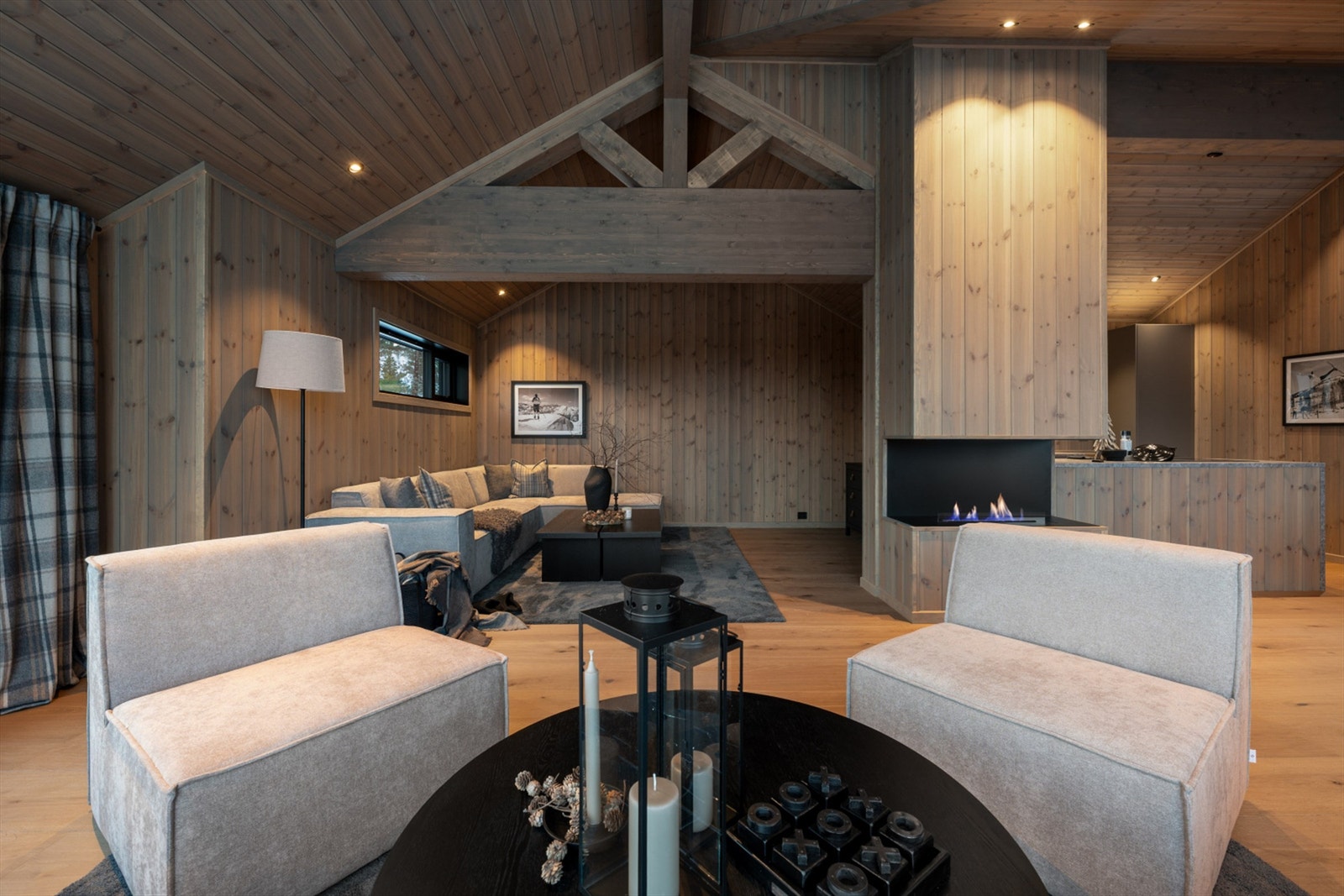 Stue mot kjøkken. Biopeis midt i bildet. Galleribilde